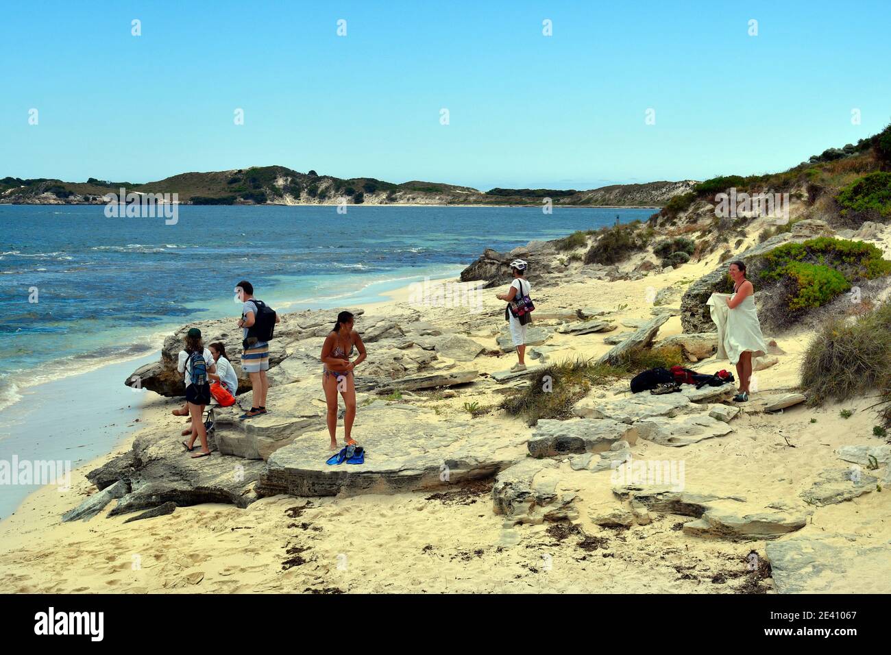 Perth, WA, Australien - 27. November 2017: Nicht identifizierte Menschen am Strand in der Porpoise Bay auf Rottnest Island Stockfoto