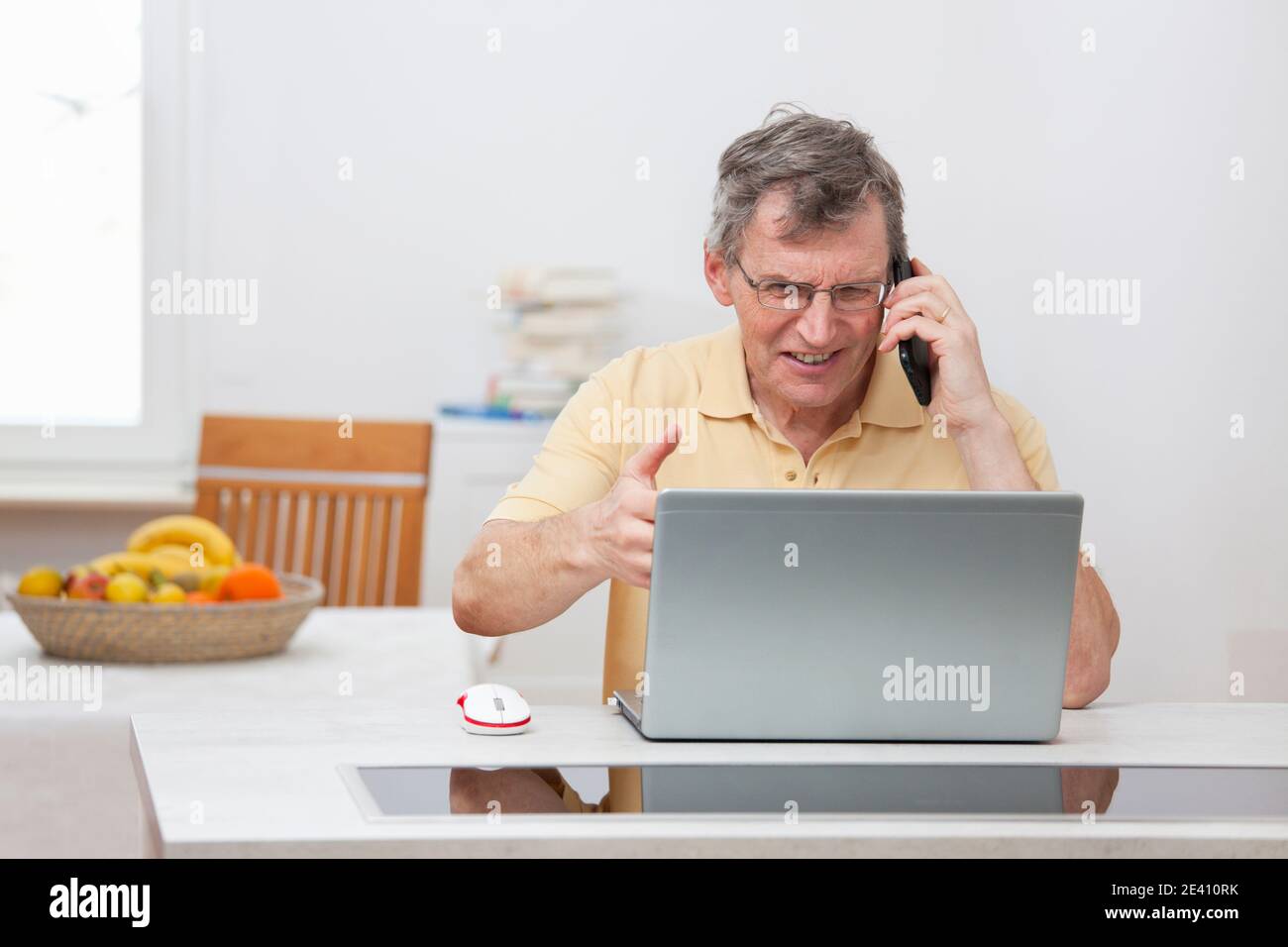 Ärgerlicher reifer Mann, der Probleme hat, während er von zu Hause aus arbeitet Computer oder Internet - Fokus auf das Gesicht Stockfoto