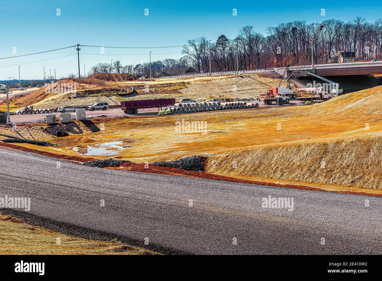 Horizontale Aufnahme einer neuen Straße im Bau in Tennessee. Stockfoto