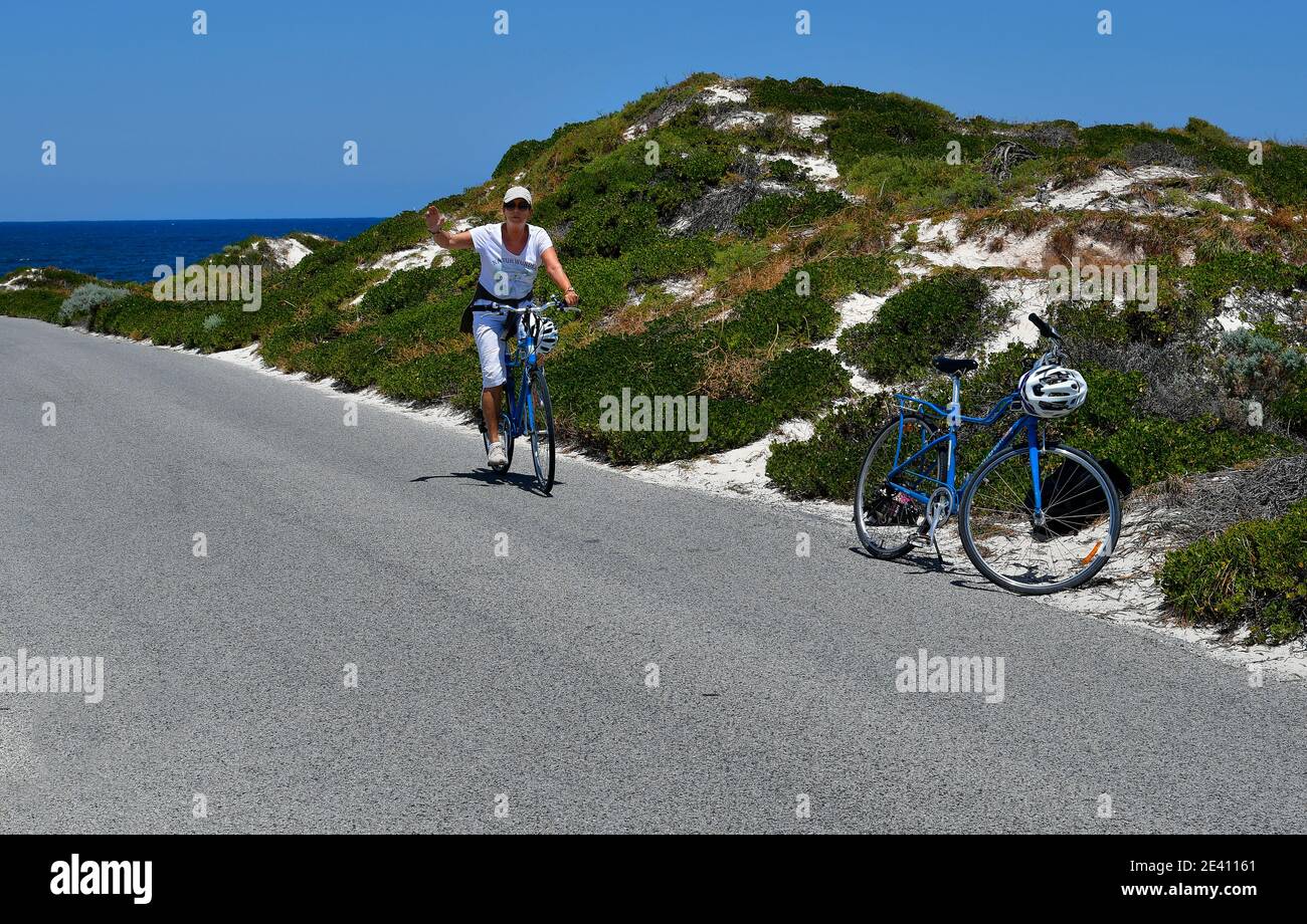 Perth, WA, Australien - 27. November 2017: Unbekannter sportliche Frau auf Fahrrad, traditionelle Art von Verkehr auf Rottnest Island in West Australien Stockfoto