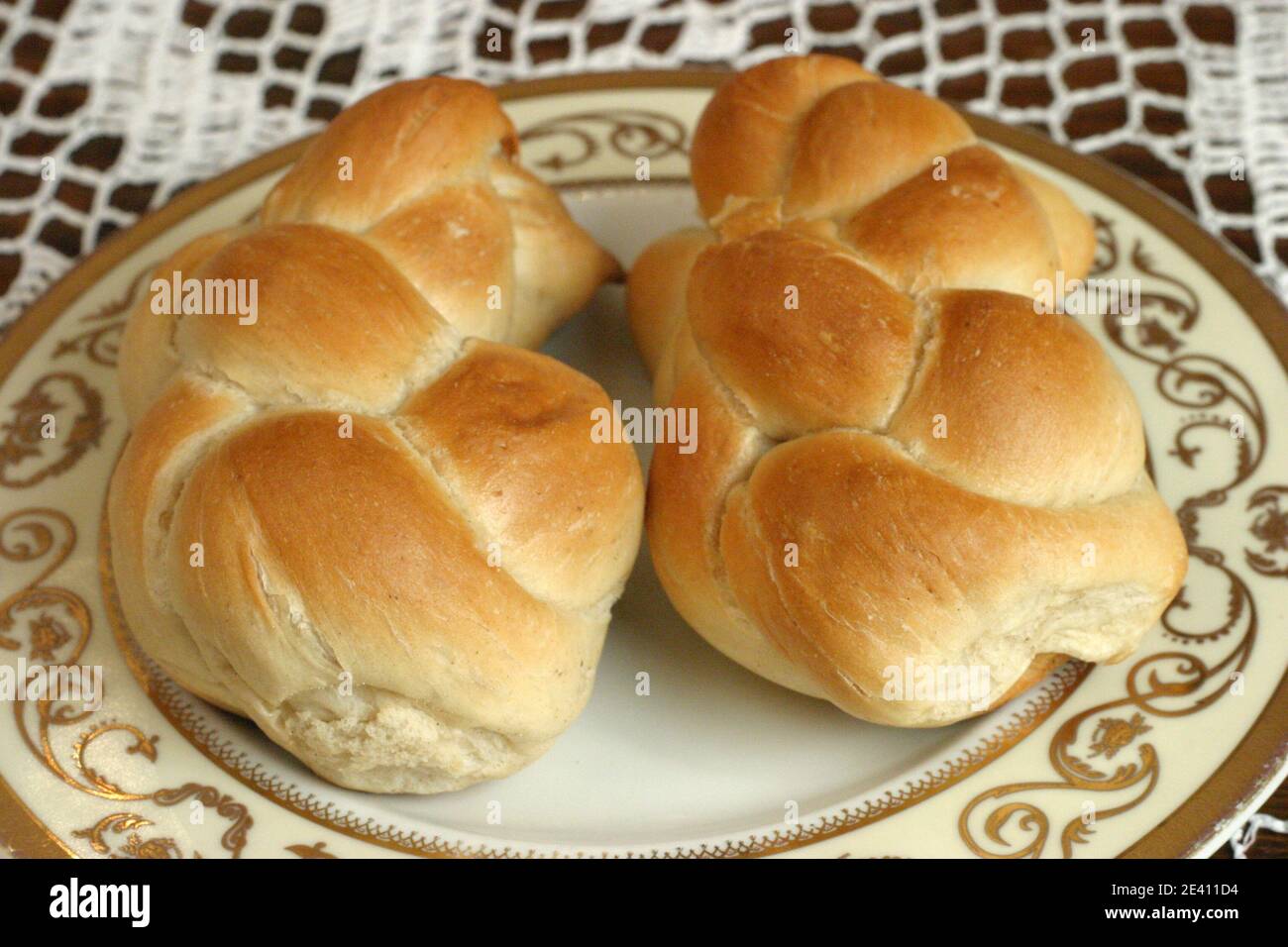 Traditionelle jüdische Küche. Challah, geflochtenes Brot zum Sabbatabendessen. Stockfoto