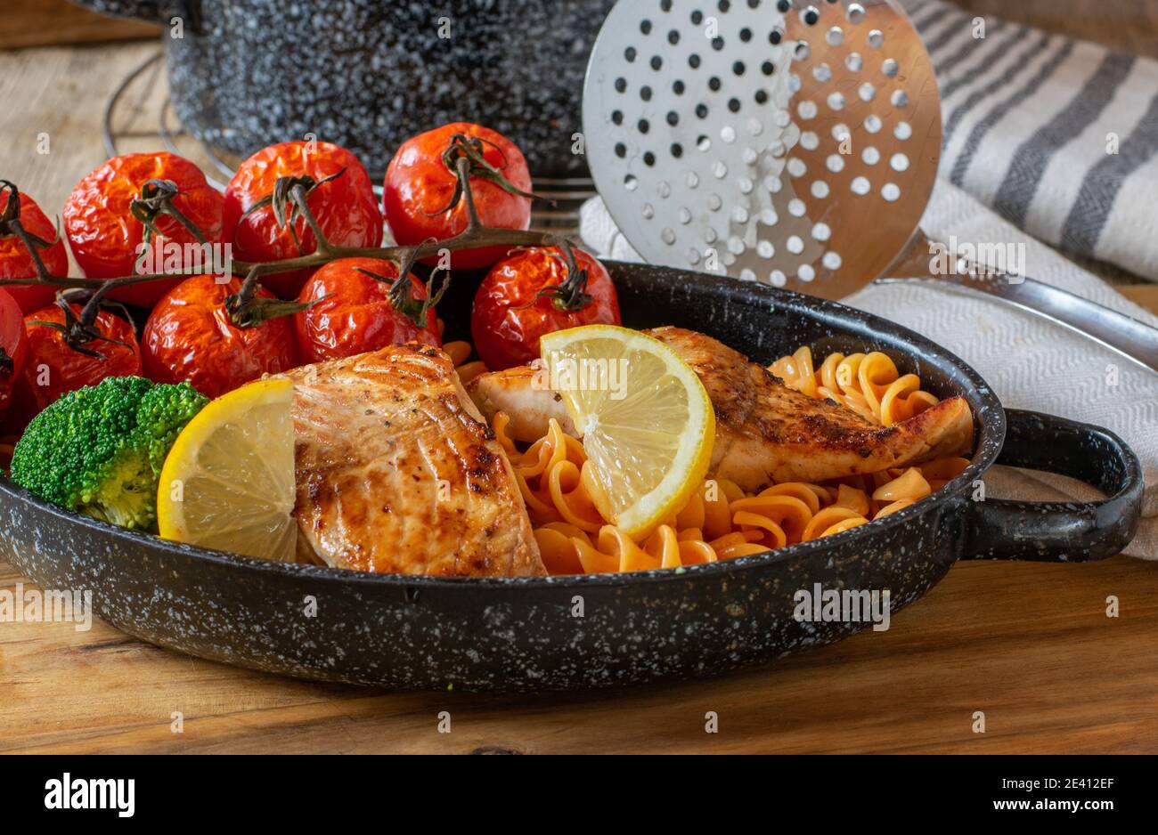 mediterrane Mahlzeit mit Pasta, Fisch und Gemüse Stockfoto