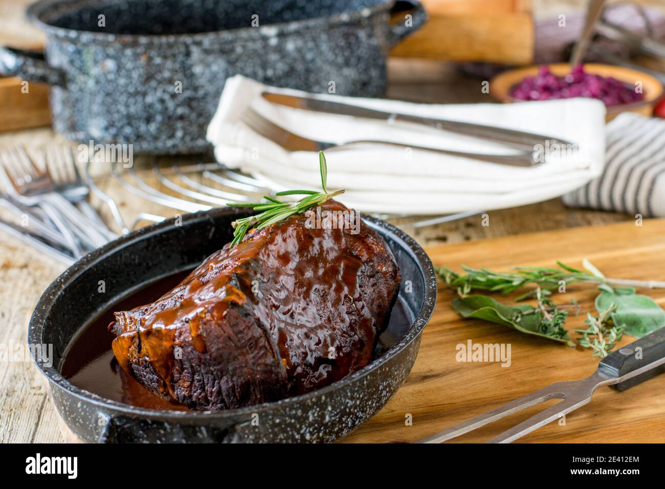 Frisch gekochte sonntagsbraten mit köstlicher Soße serviert auf einem Tabelle Stockfoto