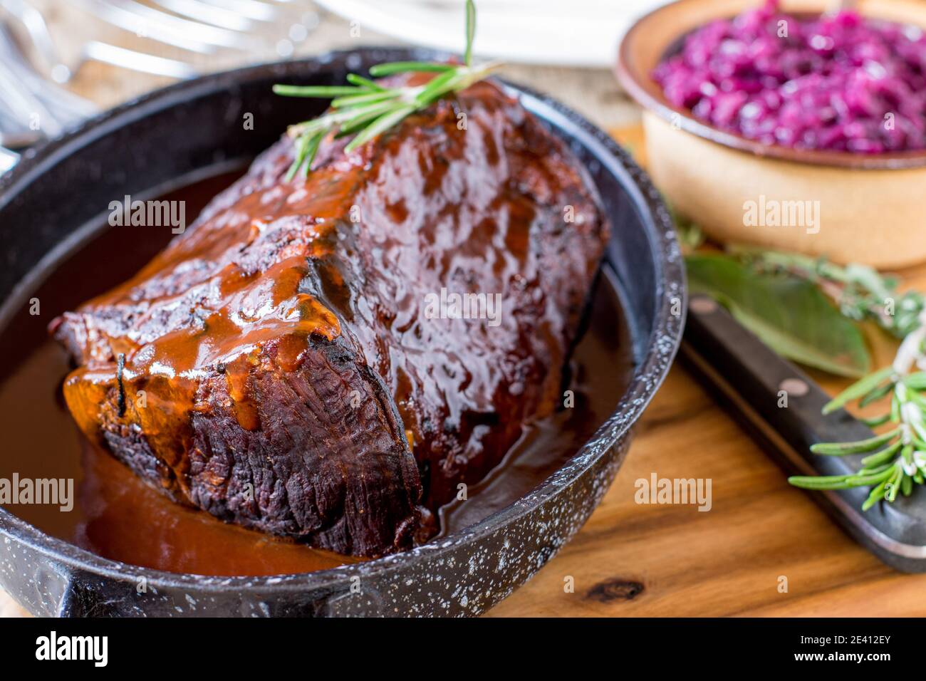 Frisch gekochtes gebratenes Rindfleisch mit Soße in einem Topf mit Rosmarin Stockfoto