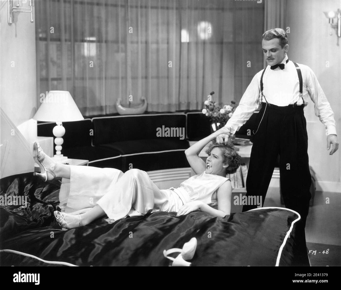 JAMES CAGNEY zieht MAE CLARKE durch die Haare in LADY KILLER 1933 Regisseur ROY DEL RUTH Story The Finger man von Rosalind Keating Shaffer Kostümdesign Orry-Kelly Warner Bros. Stockfoto