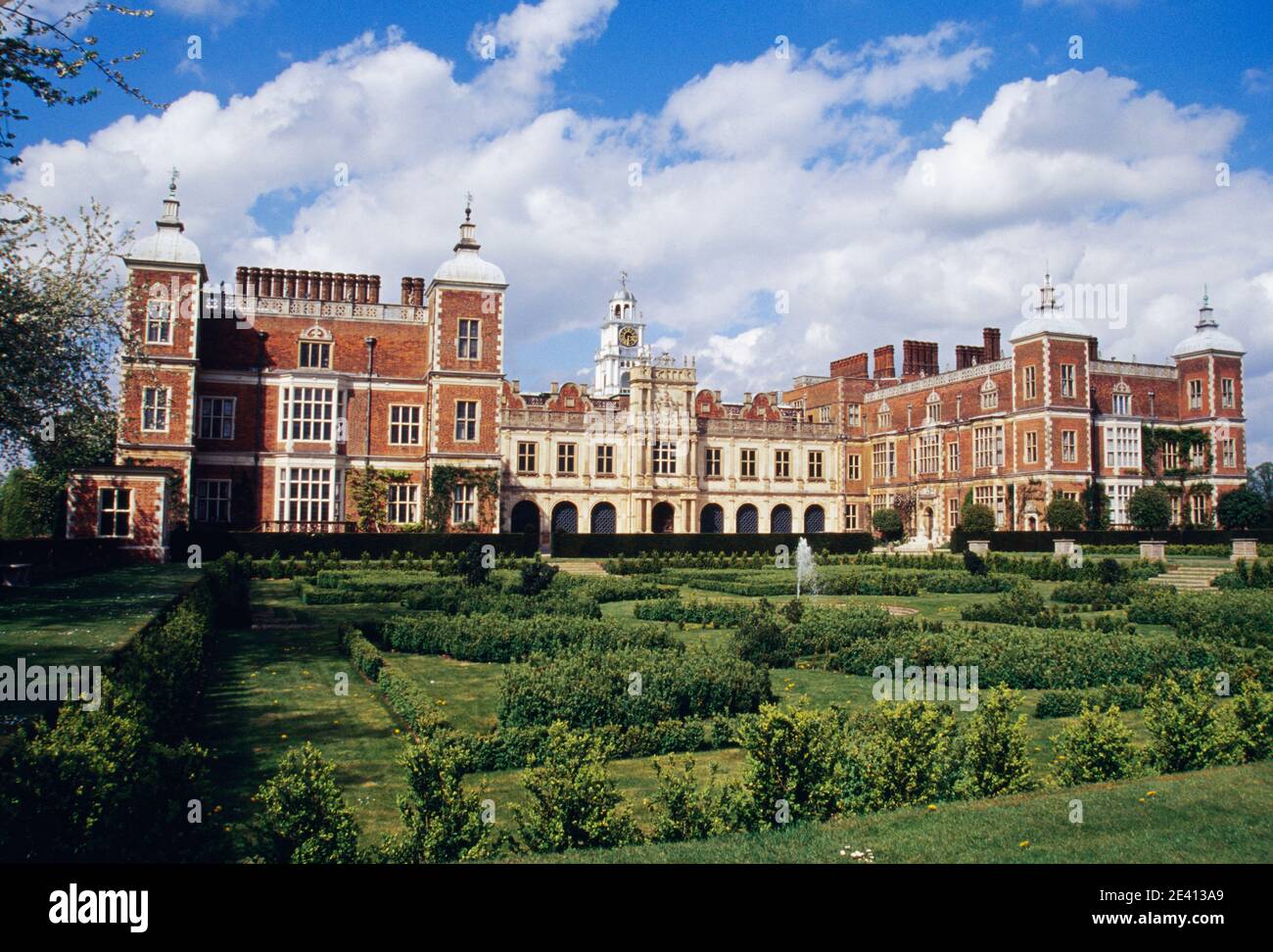 Südfront und Garten mit Knoten und Brunnen. Architekt r. Lyringe, Loggia 7 Uhr Turm von inigo jones 1607-12, hatfield Haus herts Stockfoto