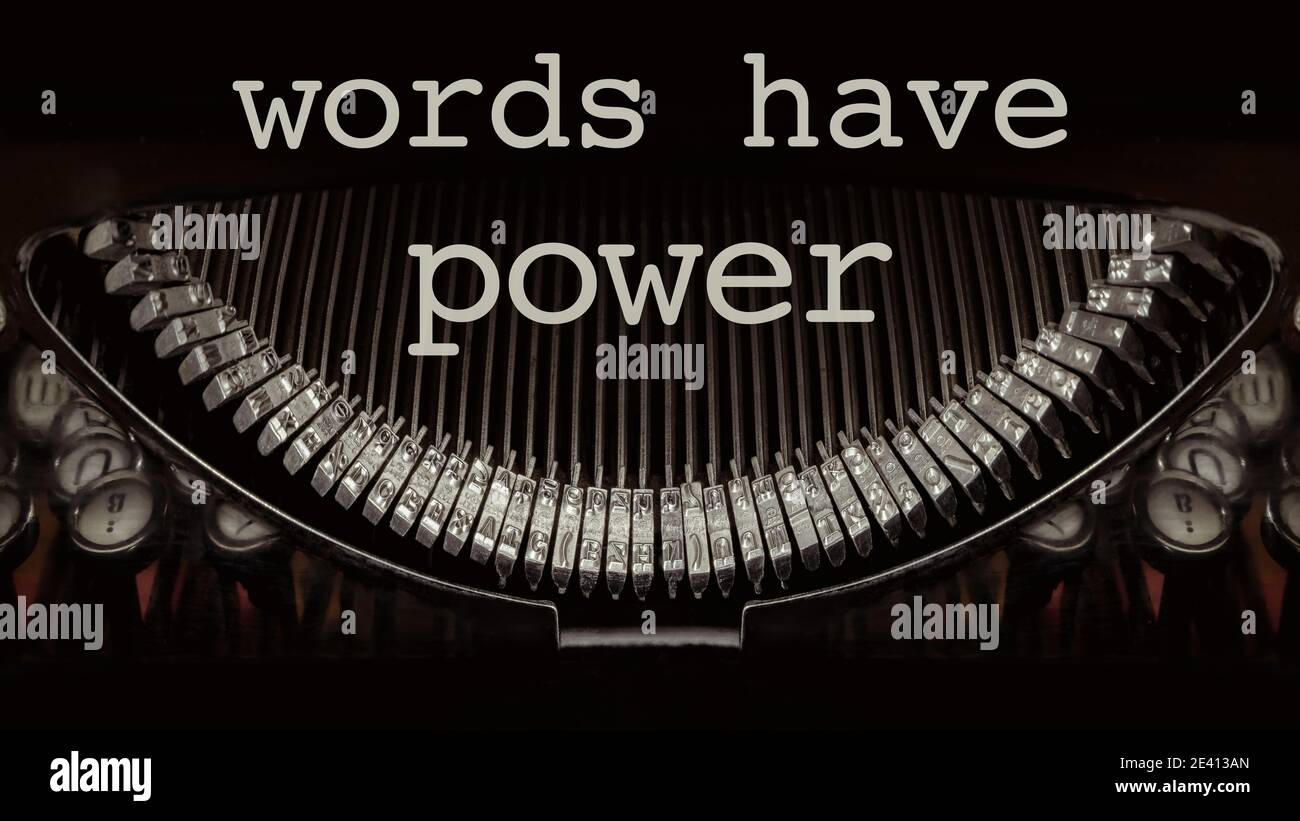 Worte haben Macht auf einer Vintage-Schreibmaschine Stockfoto