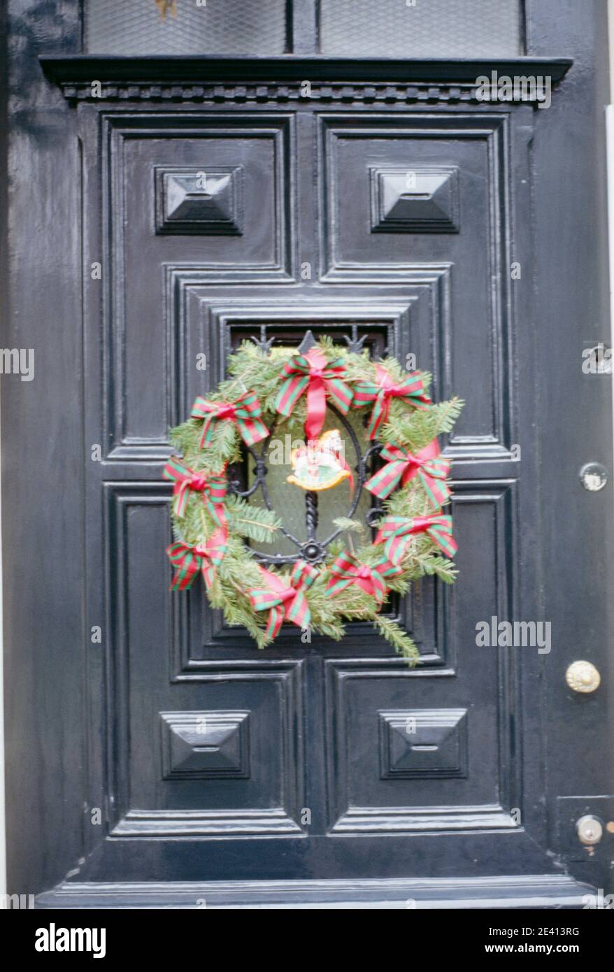 Weihnachtskranz an schwarzer Tür, amsterdam, niederlande Stockfoto