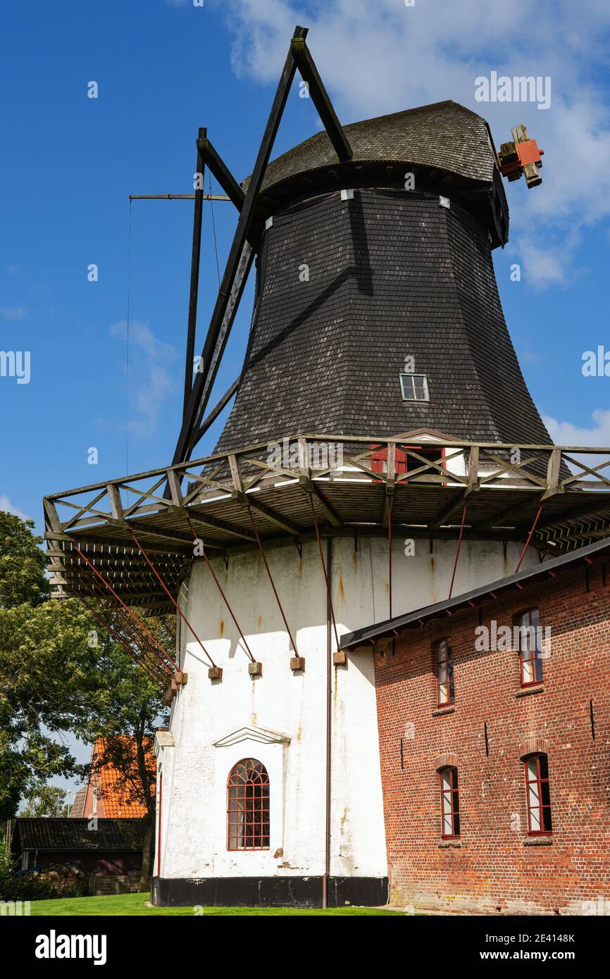 Højer, Tønder, JÜTLAND, DÄNEMARK - 16. AUGUST 2019: Historische Windmühle von Højer Mølle aus dem Jahr 1857 im Museum Sønderjylland. Stockfoto