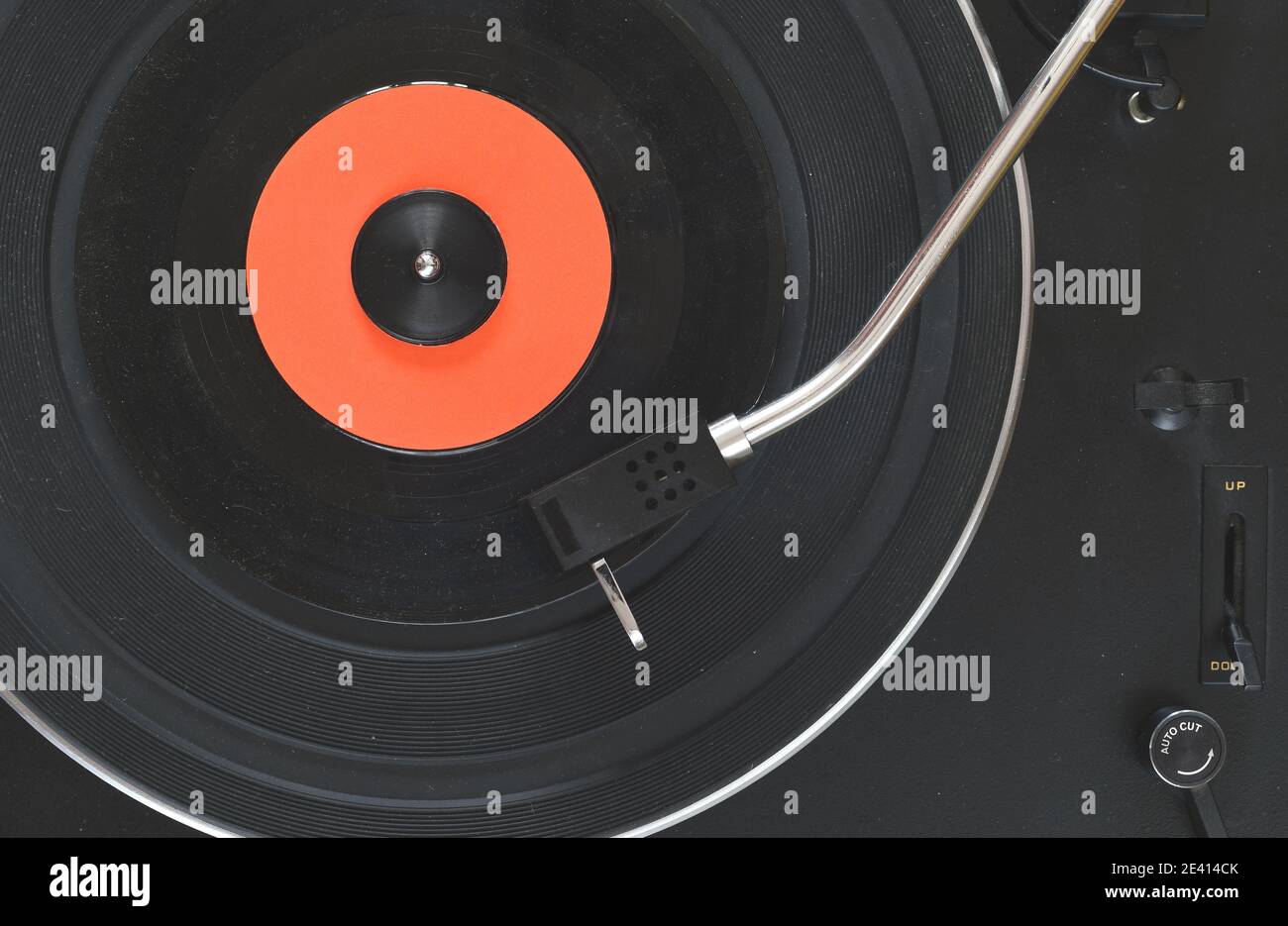 Draufsicht des Plattenspielers neede auf einer schwarzen Vinyl-Platte Stockfoto