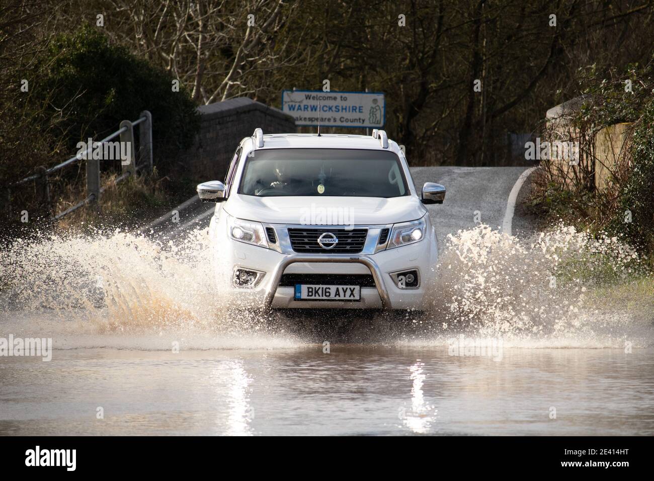 Verkehr Versuchen Sie, die überflutete Ratcliffe Road auf der Warwickshire, Leicestershire Grenze zu navigieren. Die Überschwemmungen durch Sturm Christoph führten zu schweren Überschwemmungen in der Region. Stockfoto
