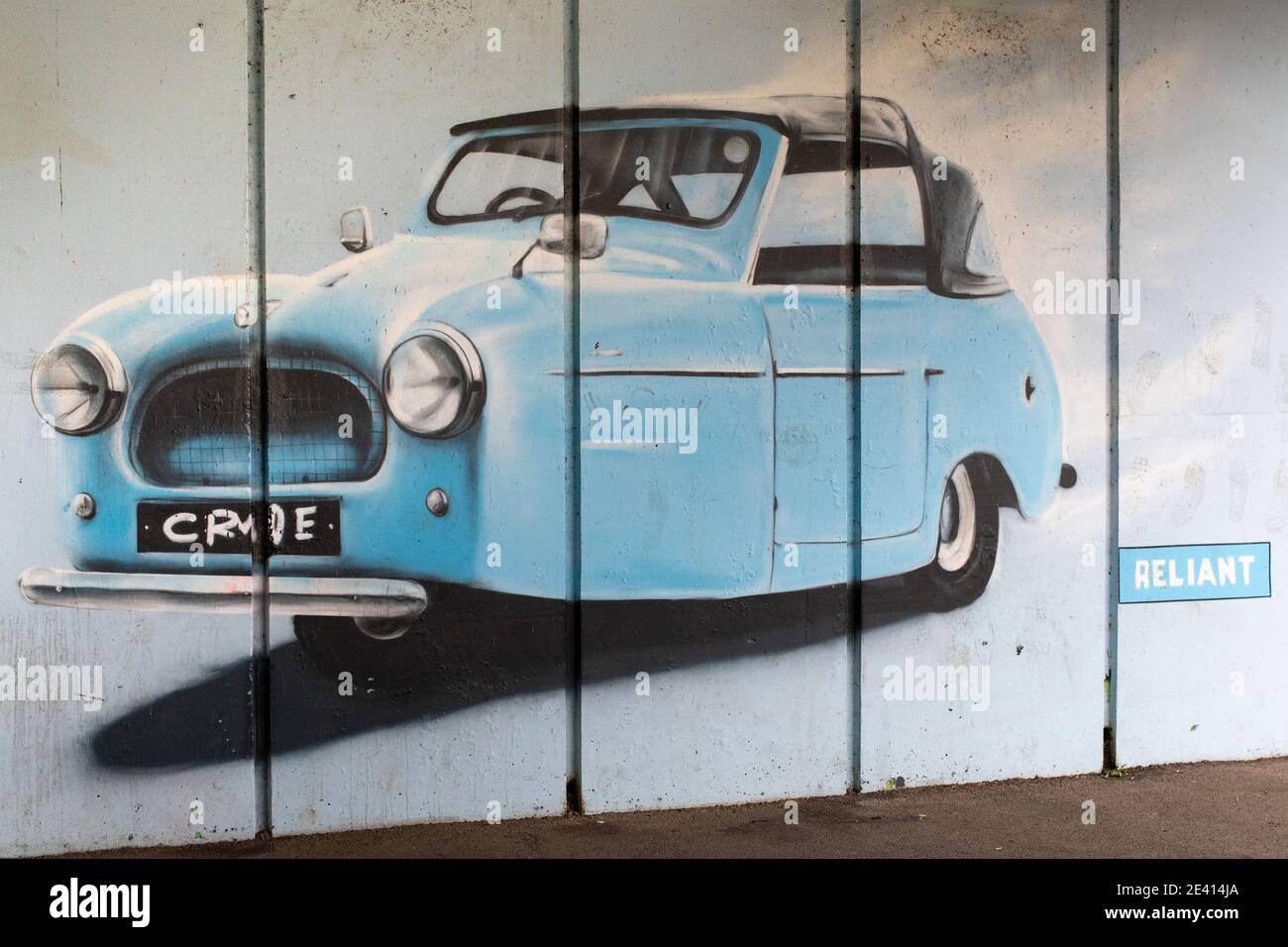 Ein Graffiti-Stil Gemälde eines dreirädrigen Reliant Auto auf einer Unterführung neben dem Fluss zahm in Tamworth. Reliant waren ein Automobilhersteller mit Sitz in Tamworth. Das Unternehmen hörte 2002 auf zu existieren und der Standort der Reliant Fabrik ist jetzt eine Wohnsiedlung. Die Firma war bekannt für ihre ungewöhnlichen dreirädrigen Fahrzeuge. Stockfoto