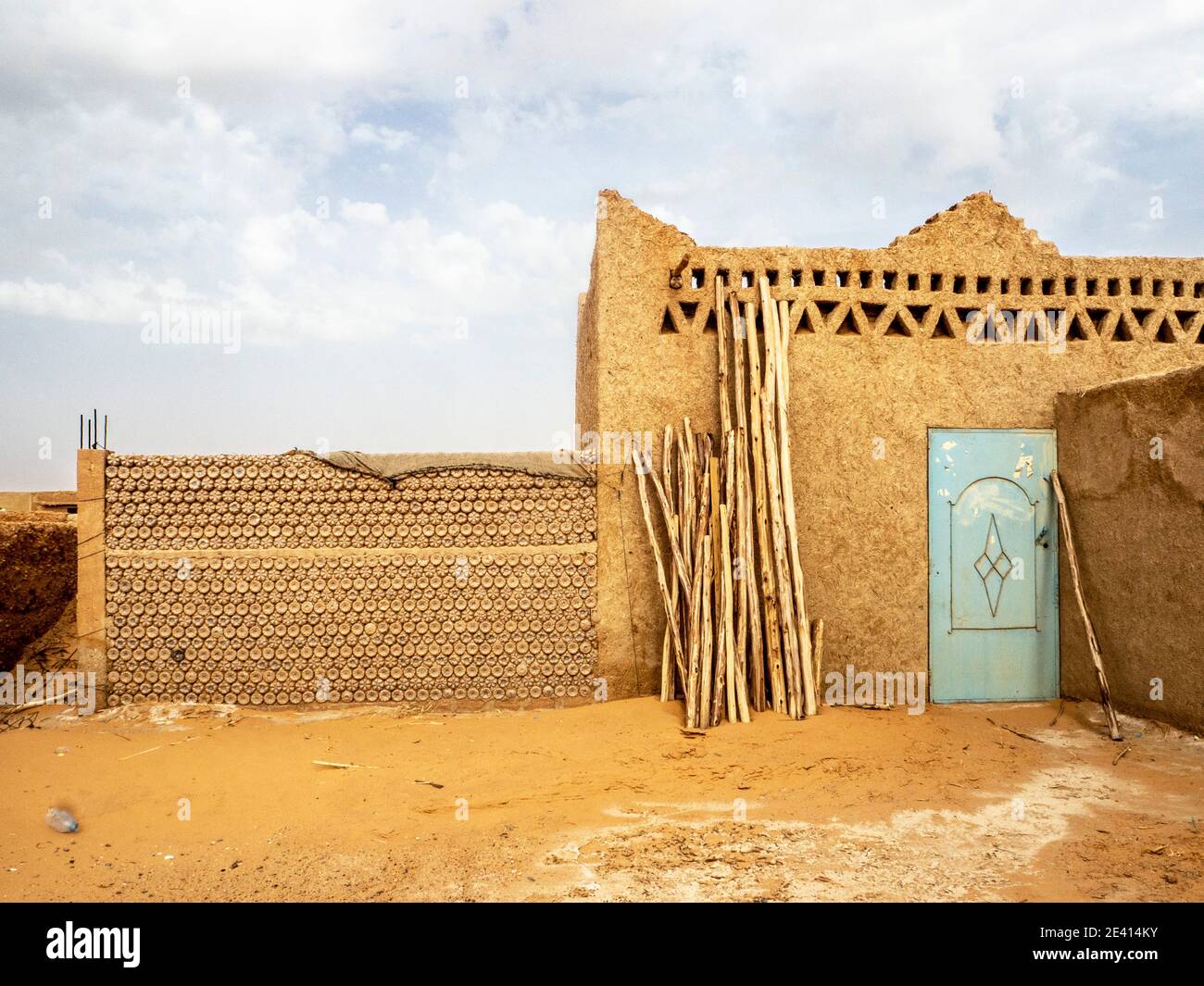 Wand aus recycelten Plastikflaschen in einem Haus in der Sahara in Marokko gebaut. Stockfoto