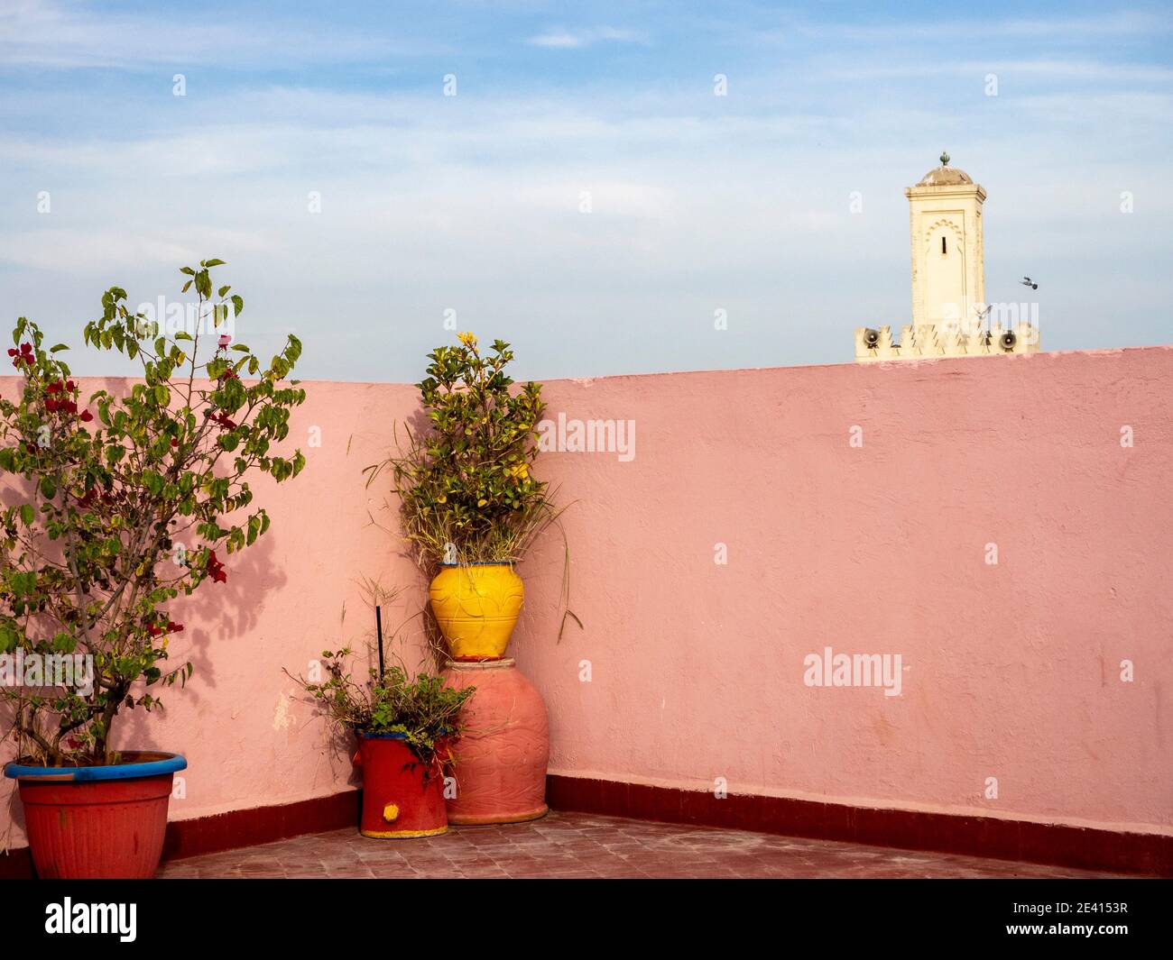 Bunte Töpfe auf der Dachterrasse eines Hauses in Marokko Stockfoto