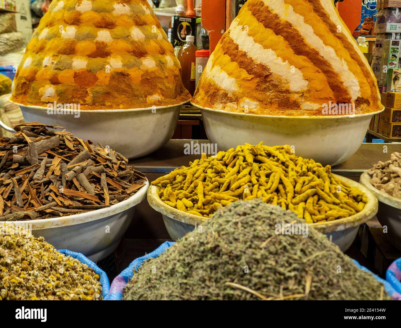 Gewürze aller Geschmacksrichtungen und Farben an einem Marktstand in Marokko. Stockfoto