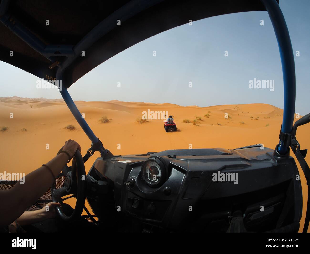 Fahren von 4*4 Buggys auf den Sanddünen der Sahara Wüste in Marokko Stockfoto