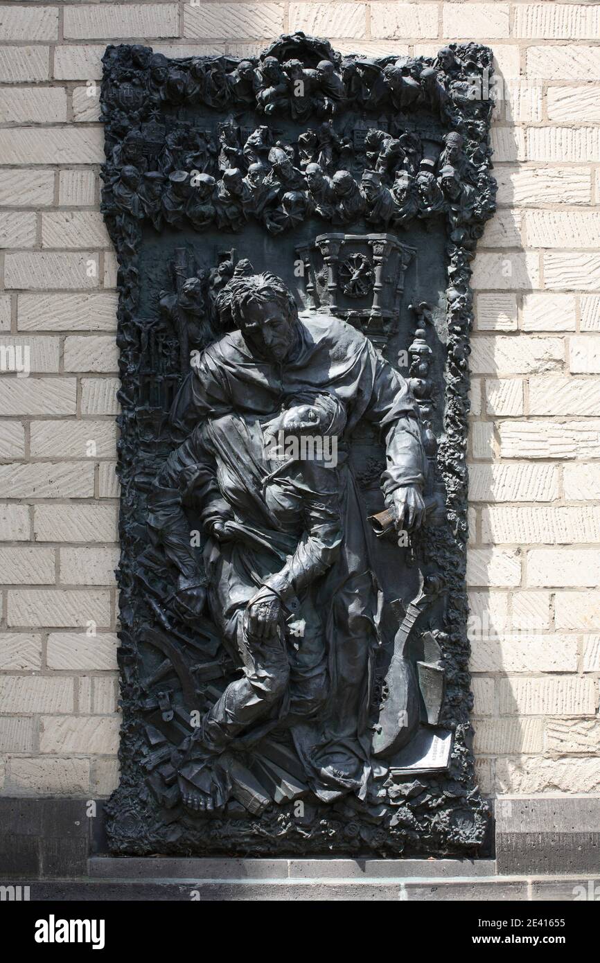 Bronzerelief von Bert Gerresheim an der Chorwand, Epitaph Friedrich Spee, 1991 Stockfoto