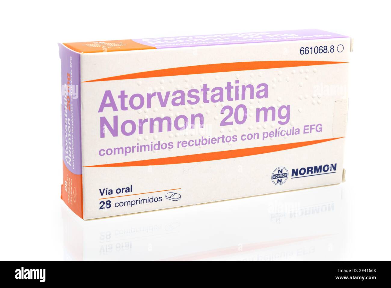 Huelva, Spanien - 21. Januar 2021: Spanische Box der Atorvastatin Marke NORMON. Es ist ein Statinmedikament, das verwendet wird, um Herz-Kreislauf-Erkrankungen in jenen zu verhindern Stockfoto