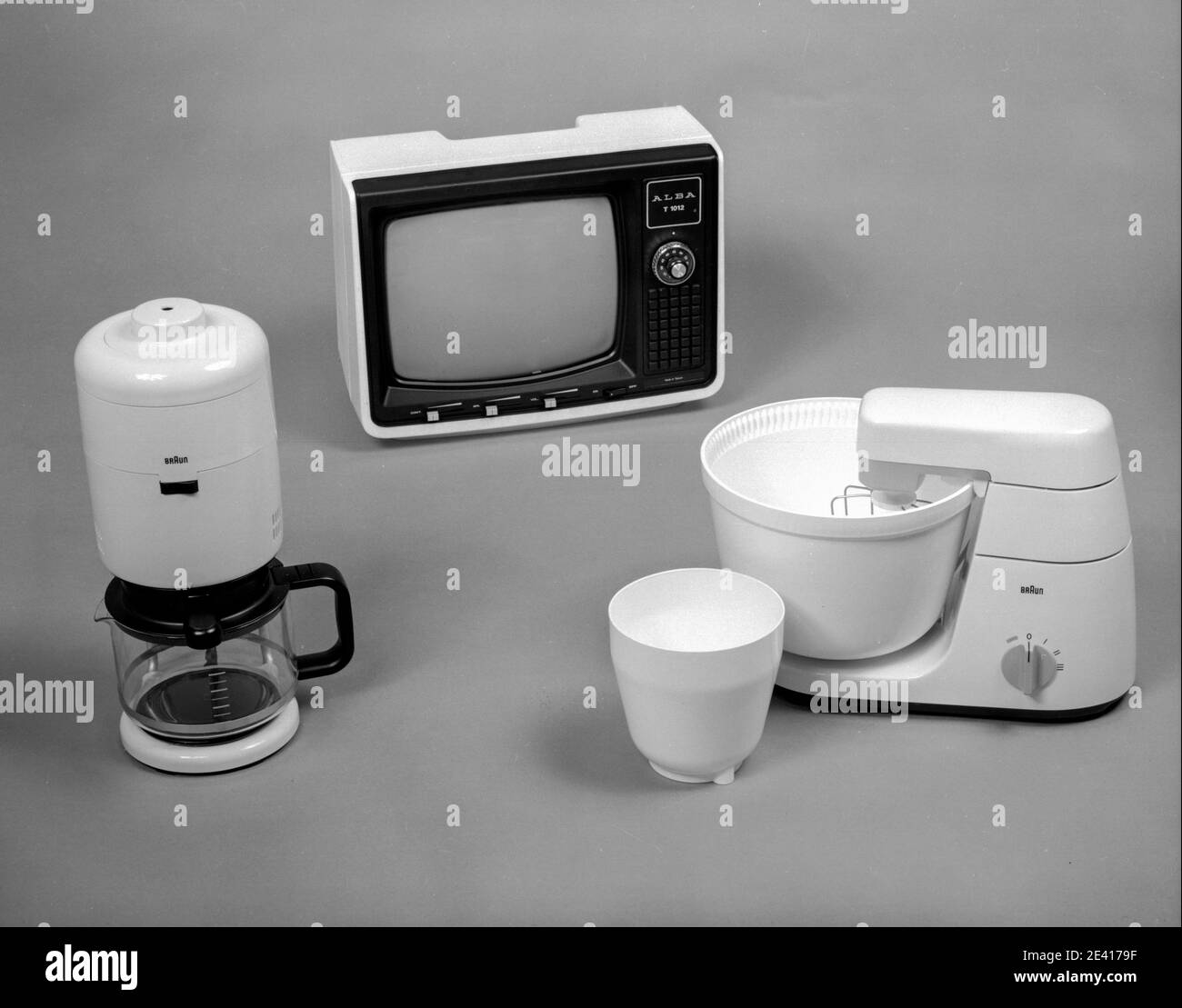 Ein Mixer für Lebensmittel, Kaffeemaschine und tragbarer Fernseher aus dem Jahr 1960s, alte Haushaltsgeräte. Stockfoto
