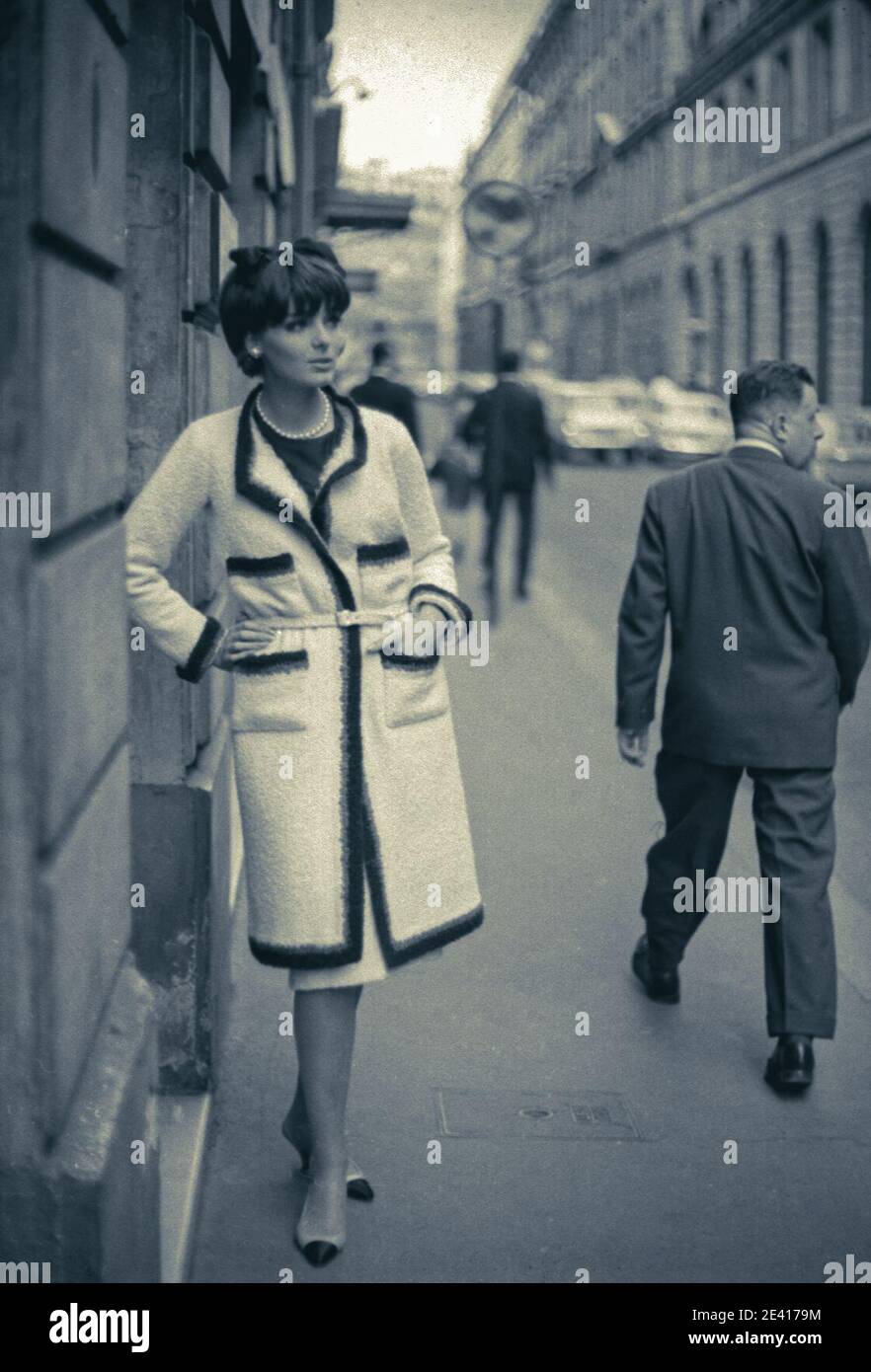 Das Modelmodell Grace Coddington posiert für die Kamera von Fotograf Richard Dormer in einer Pariser Straße im Jahr 1960s Stockfoto