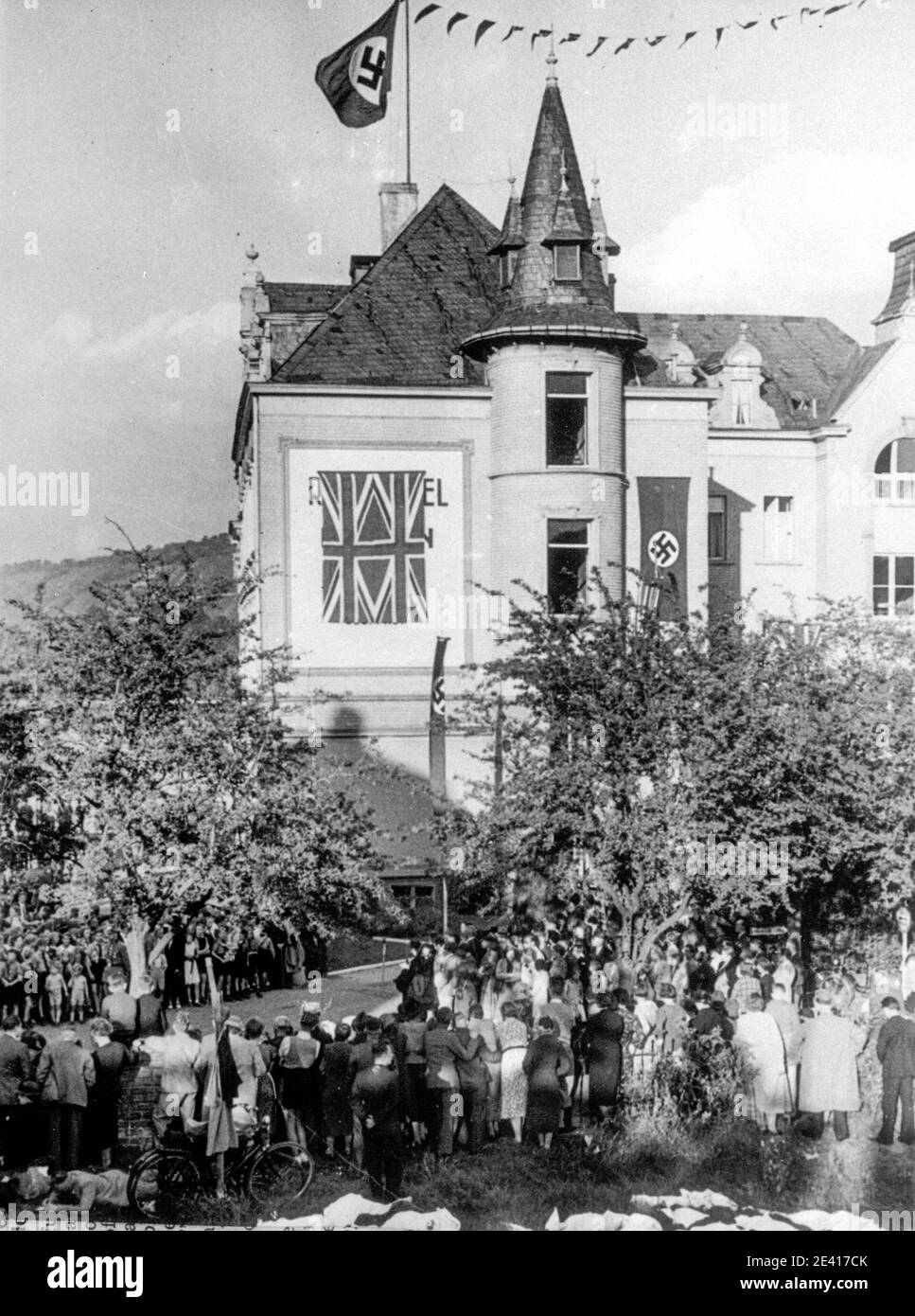 Das Dreeson Hotel in Bad Godesberg ist mit britischen und nazistischen Fahnen geschmückt, um das Treffen zwischen Neville Chamberlain, dem britischen Premierminister, und Adolf Hitler in Bezug auf Hitlers Forderungen an die Tschechoslowakei vorzubereiten. Hitler wollte Sudetenland aus der Tschechoslowakei annektieren. Stockfoto