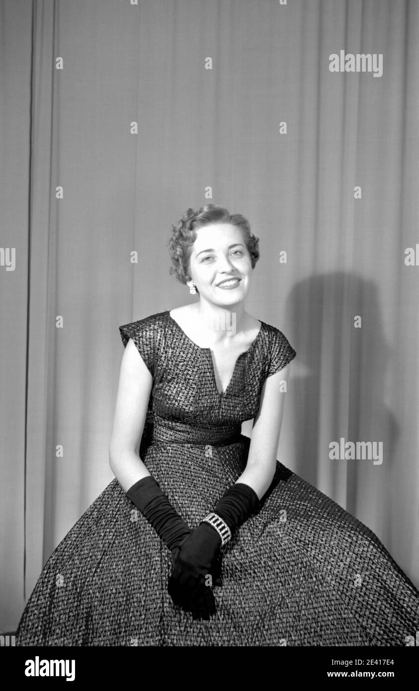 Die schottische Fernseh- und Radioansagerin Mary Malcolm, Enkelin von Lillie Langtry, posiert Ende 1940s oder Anfang 1950s. Mary begann ihre BBC-Karriere während des Zweiten Weltkriegs als Ansagerin im BBC Home Service und wechselte 1948 zum Live-Fernsehen. Stockfoto