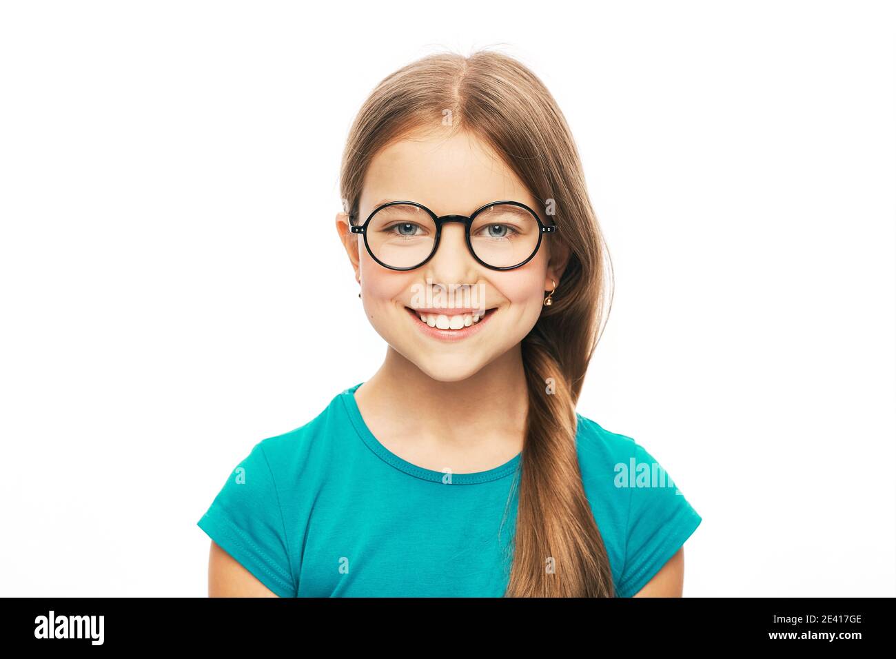 Sehkorrektur für Kinder. Lächelndes Kind mit stilvollen Brillen isoliert auf weißem Hintergrund Stockfoto