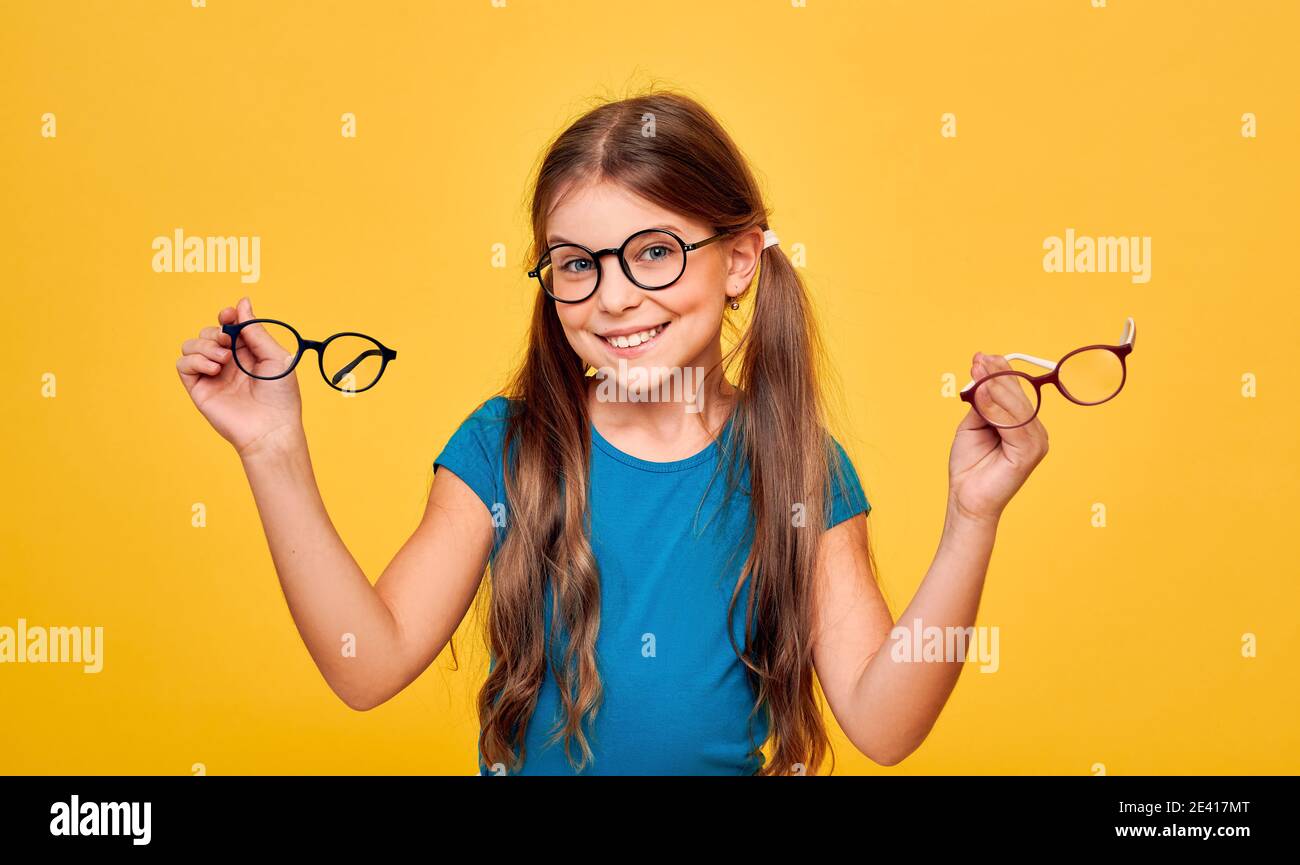 Sehkorrektur mit Kinderbrillen. Lustige Mädchen tragen Brille mit stilvollen Brillen Stockfoto