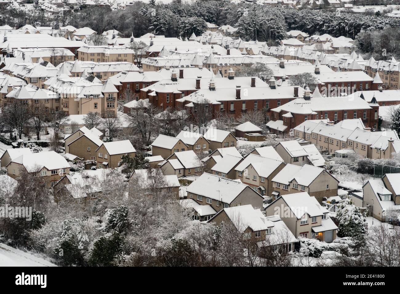 Schneebedeckte Dächer außerhalb von Edinburgh Schottland Großbritannien Stockfoto