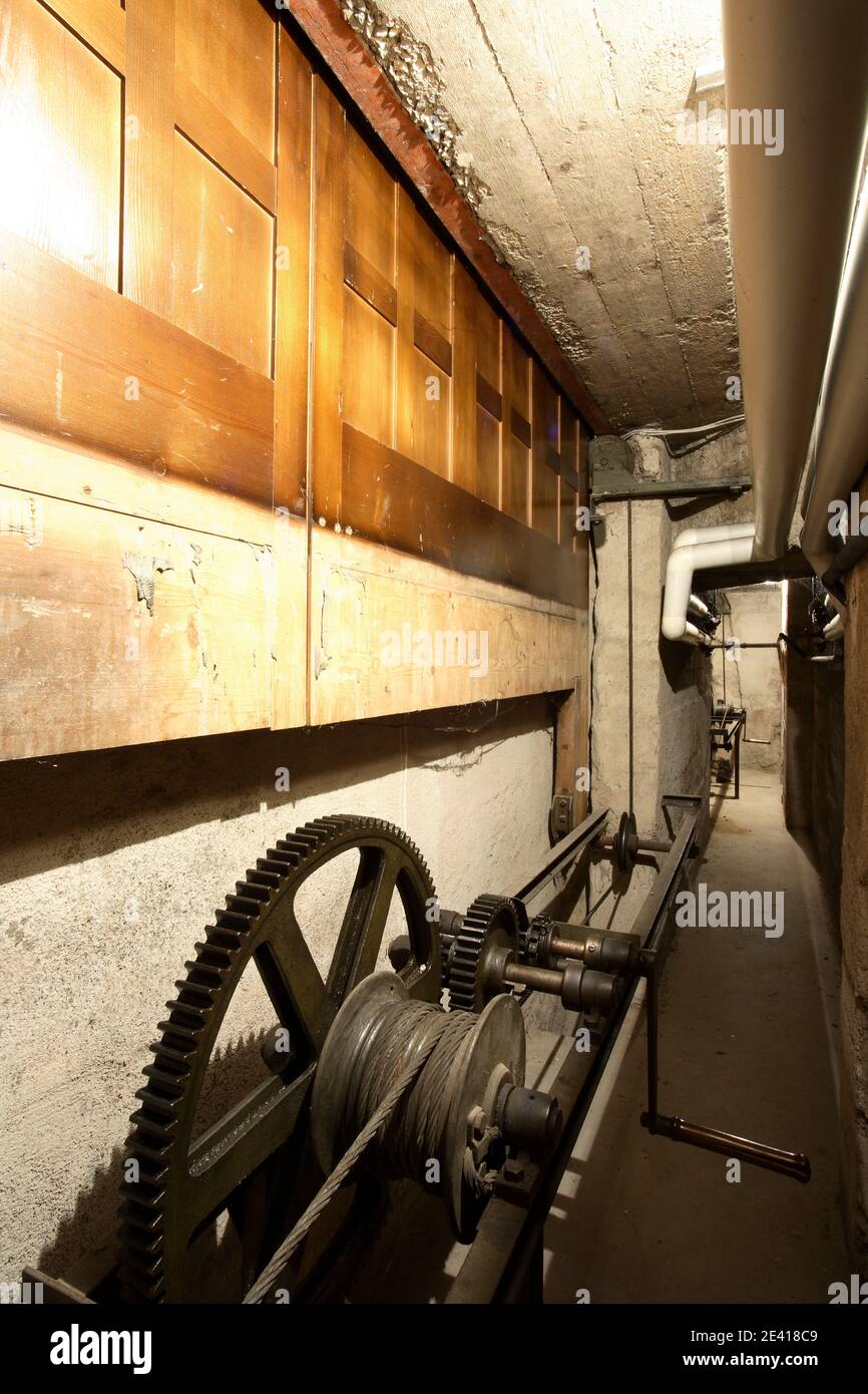 Keller, Mechanismus zum Heben der Wand unter der Empore (Wand oben) Stockfoto