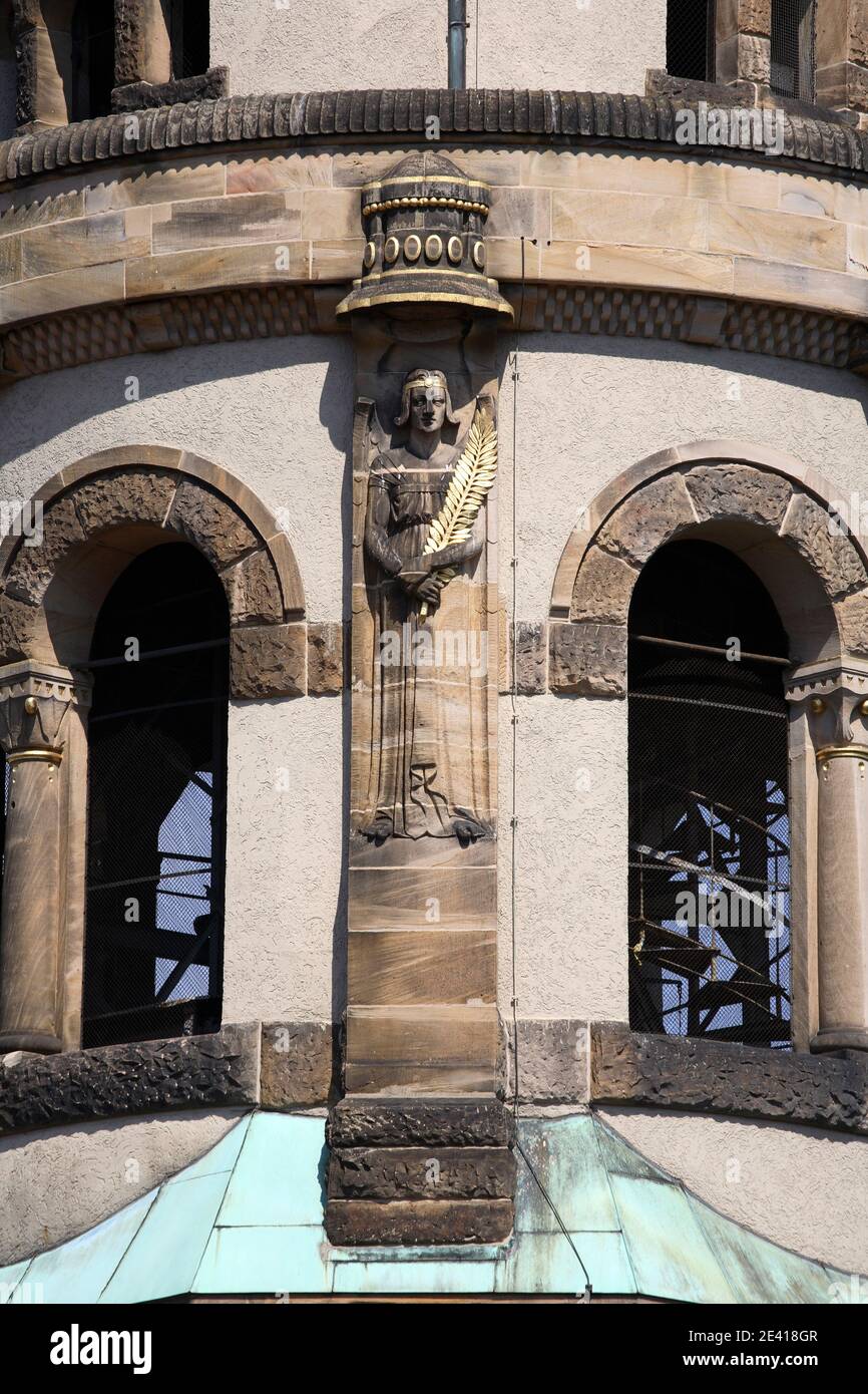 Engel mit Palmzweig am Turm Stockfoto