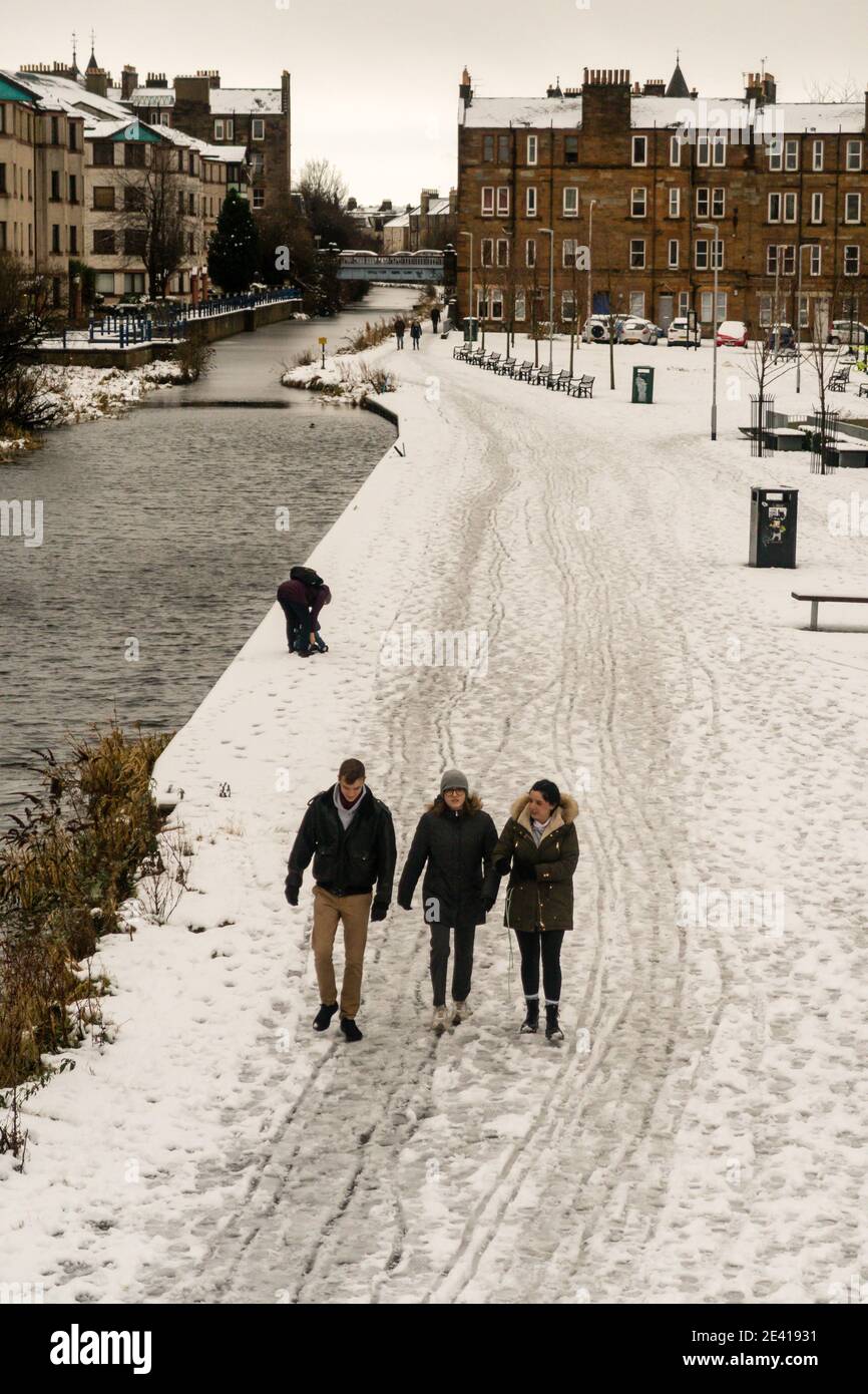 Menschen, die entlang des schneebedeckten Gewerkschaftskanals in Edinburgh, Schottland, Großbritannien, wandern Stockfoto