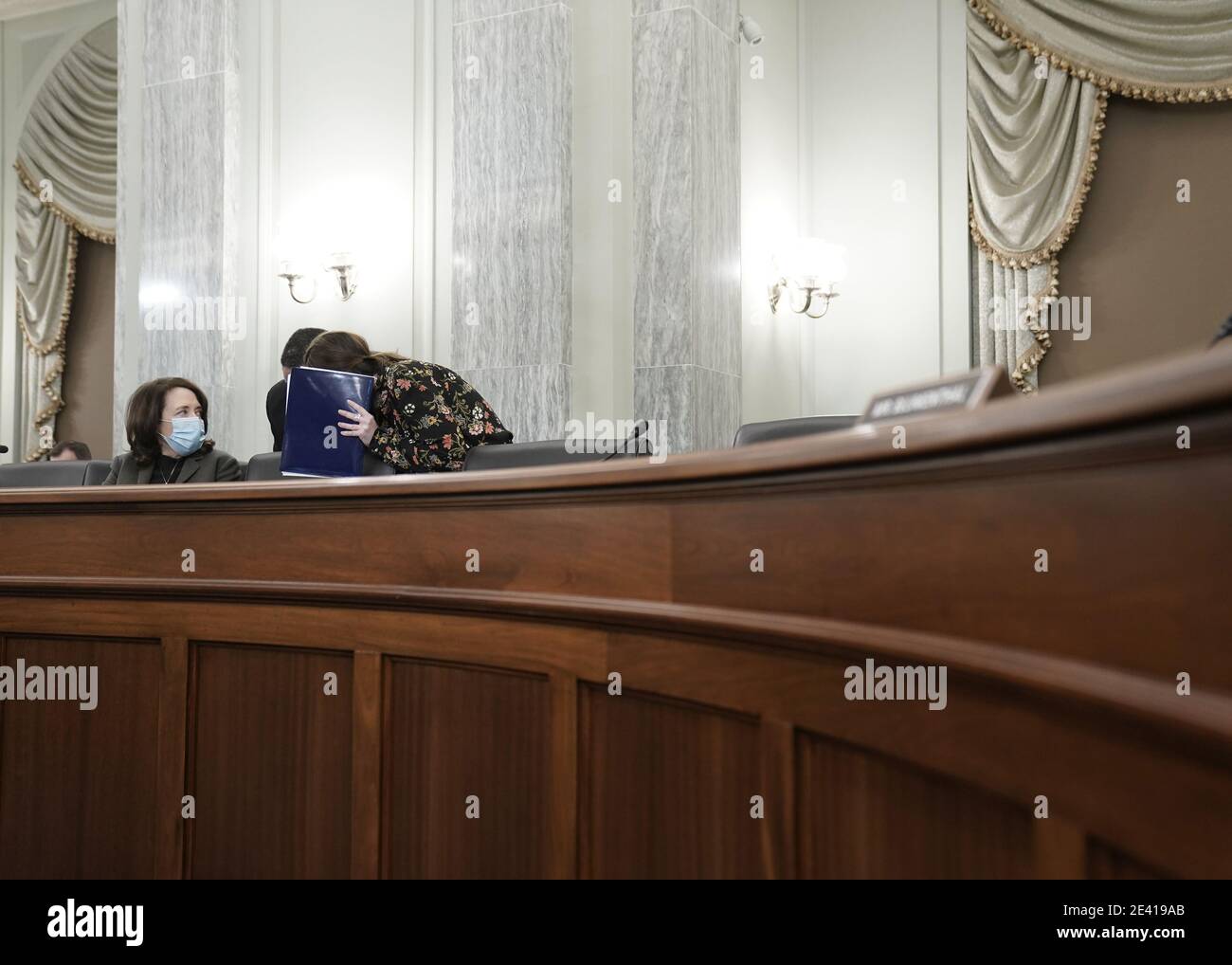 Washington, Usa. Januar 2021. Sen. Maria Cantwell spricht zu einem Assistenten bei der Senate Commerce, Science, and Transportation Nomination Hearings, um die erwartete Nominierung von Peter Buttigieg von Indiana zum Minister für Verkehr in Washington, DC am Donnerstag, 21. Januar 2021 zu prüfen. Foto von Ken Cedeno/UPI Kredit: UPI/Alamy Live Nachrichten Stockfoto