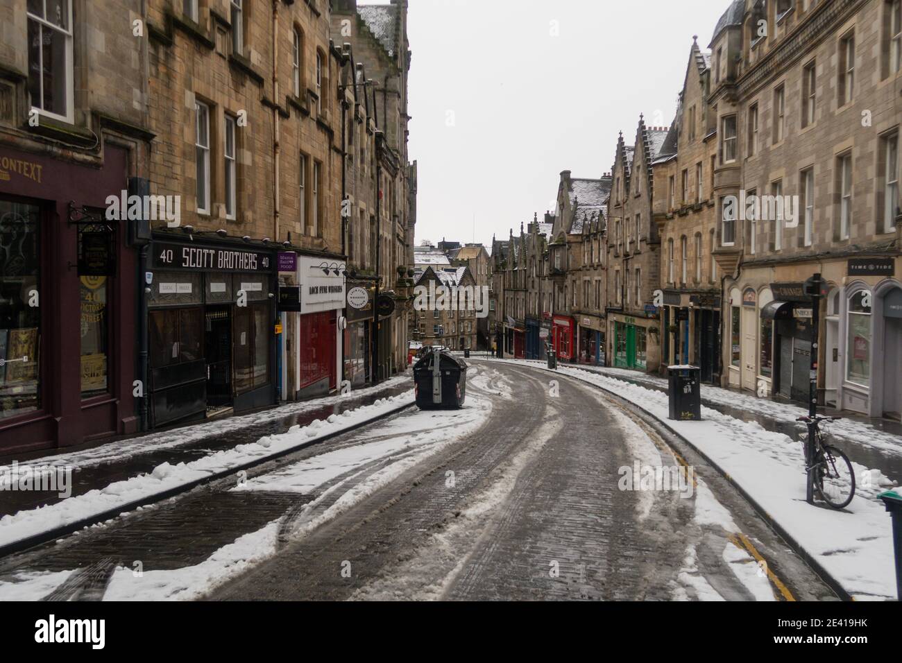 Cockburn Street mit Schnee in Edinburgh, Schottland, Großbritannien. Stockfoto