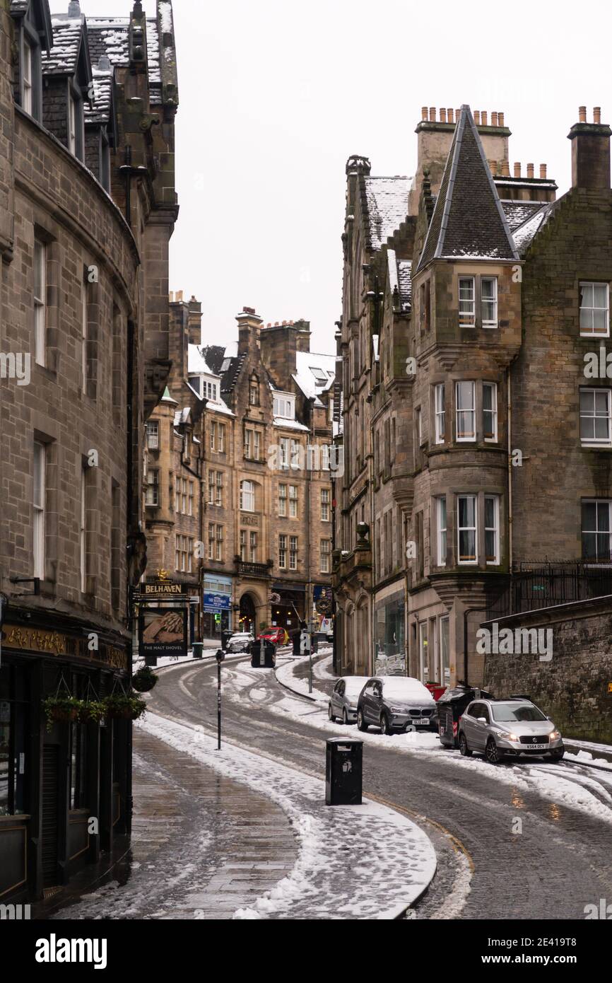 Cockburn Street mit Schnee in Edinburgh, Schottland, Großbritannien. Stockfoto