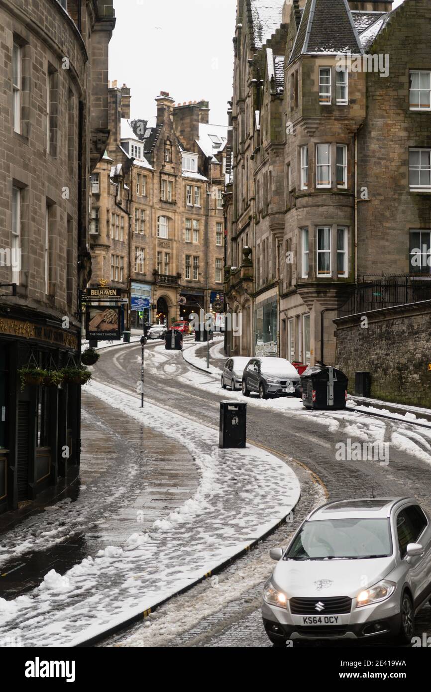 Cockburn Street mit Schnee in Edinburgh, Schottland, Großbritannien. Stockfoto
