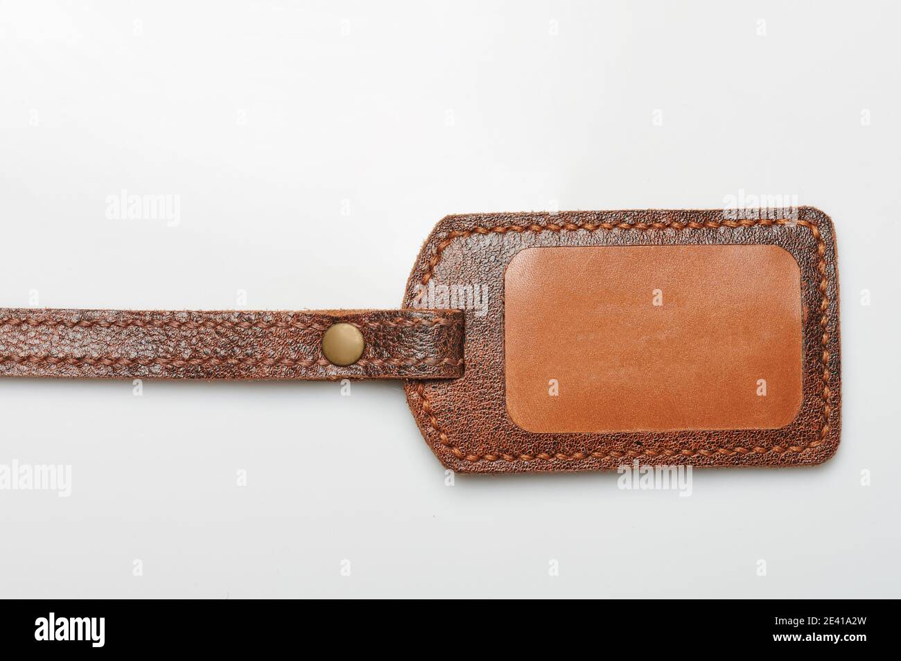 Braunes Leder-Tag mit Kopierraum isoliert auf weißem Studio Hintergrund Stockfoto