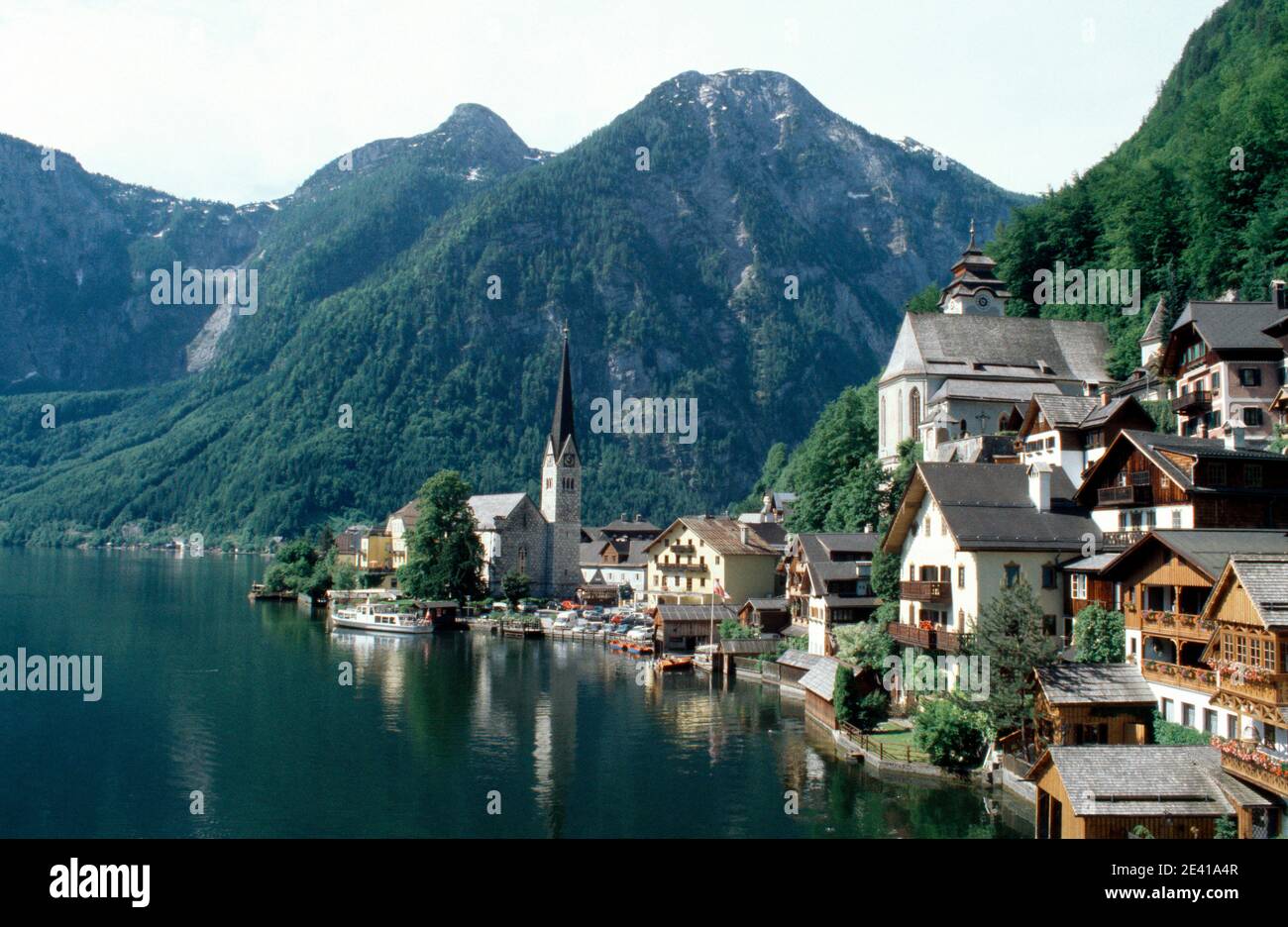 Ufer des Hallstatter sieht Stockfoto