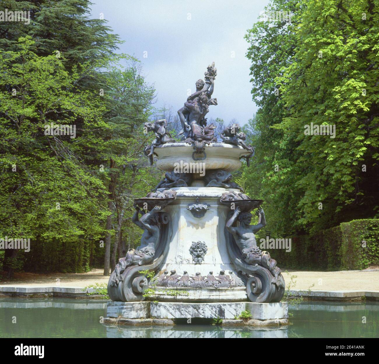 JARDIN - FUENTE DE LA TAZA. LAGE: PALACIO REAL-JARDINES. LA GRANJA DE SAN ILDEFONSO. SEGOVIA. SPANIEN. Stockfoto