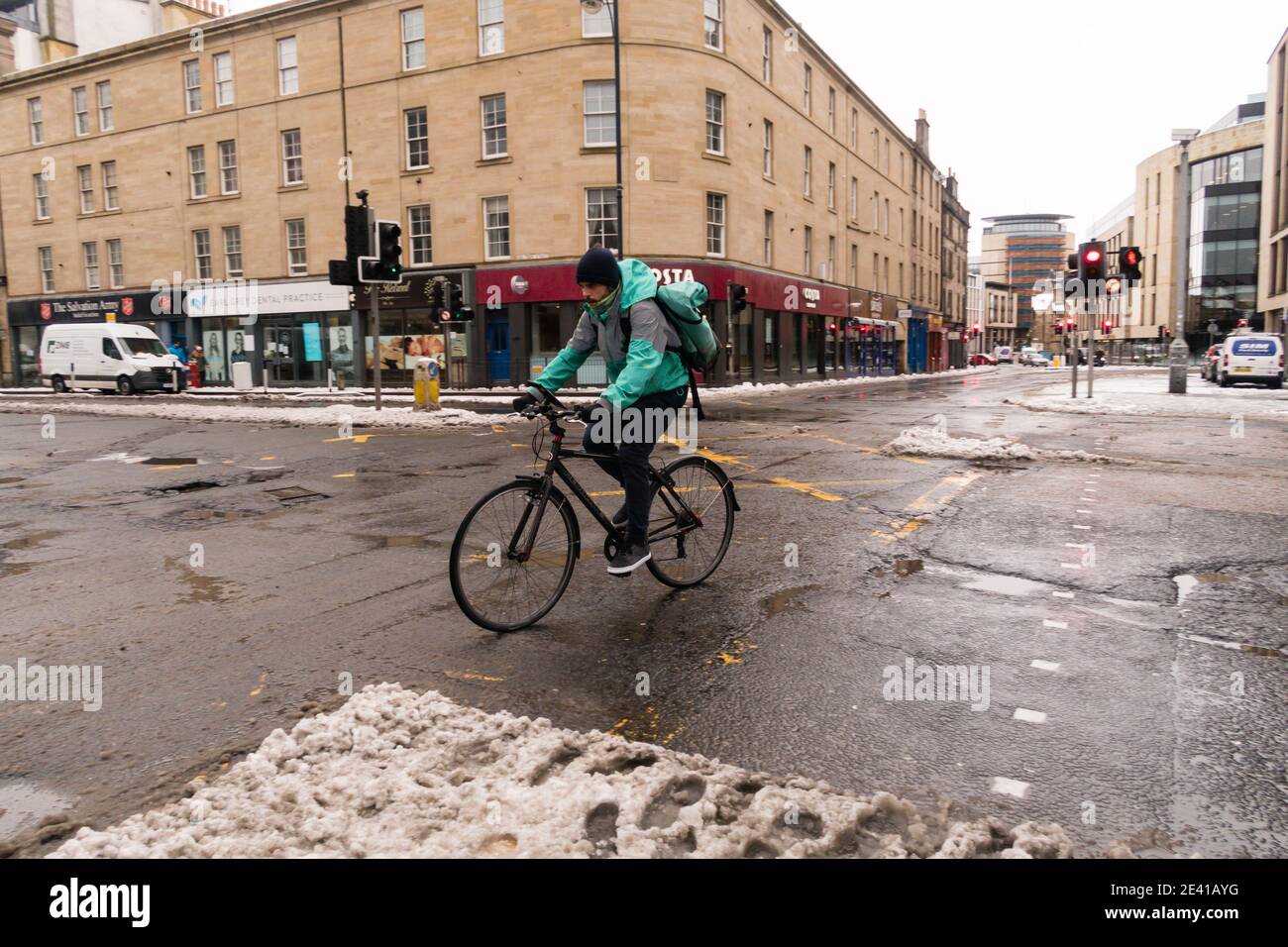 Deliveroo Delivery Radfahrer, Radfahren in der falschen Richtung in Edinburgh Stadtzentrum, Schottland, Großbritannien. Stockfoto