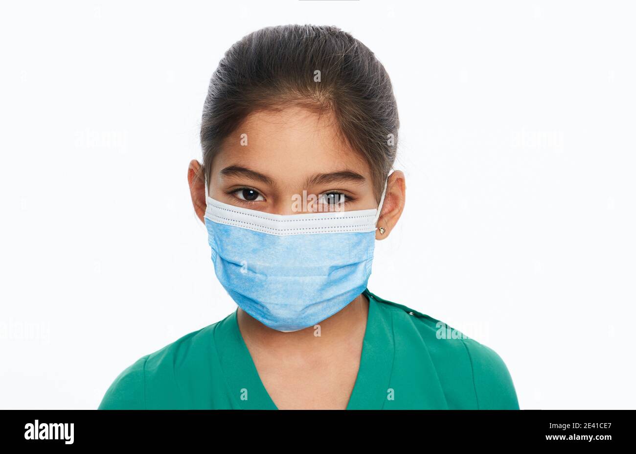 Asiatische Kind Mädchen mit einem chirurgischen Schutz Gesichtsmaske während einer globalen Pandemie, isoliert auf weiß. Schule zu Hause und Selbstisolation, covid-19 Stockfoto