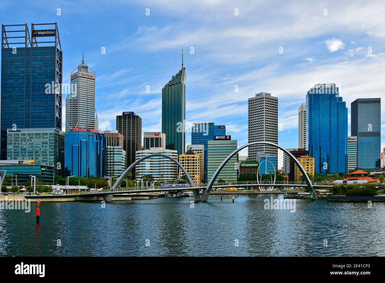 Perth, WA, Australien - 27. November 2017: Skyline auf der Harborside mit Elizabeth Bridge und Spanda-Skulptur in der Hauptstadt von Western Australia Stockfoto