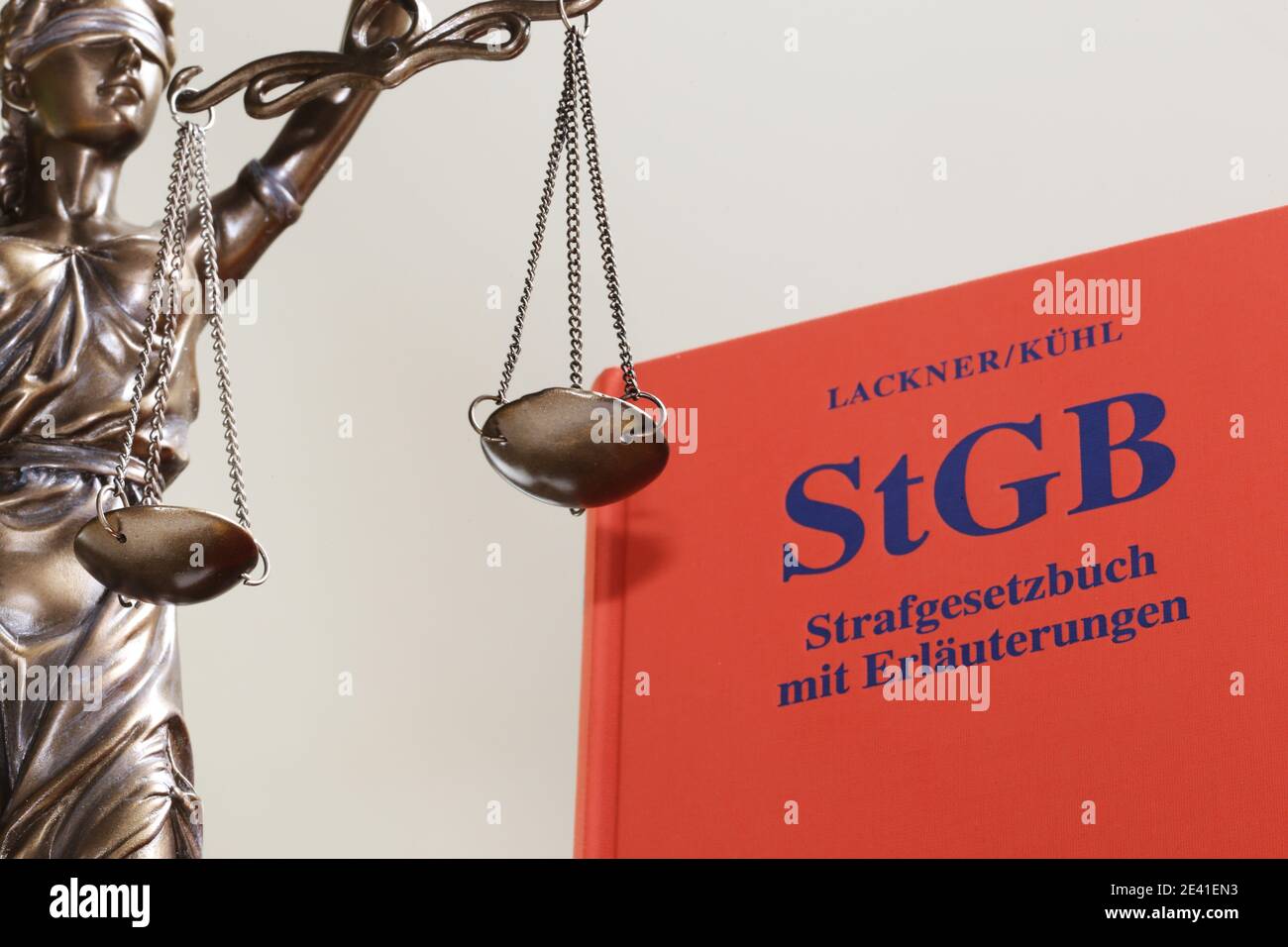 Symbolbild: Strafgesetzbuch und eine Justitia (Editorial) Stockfoto