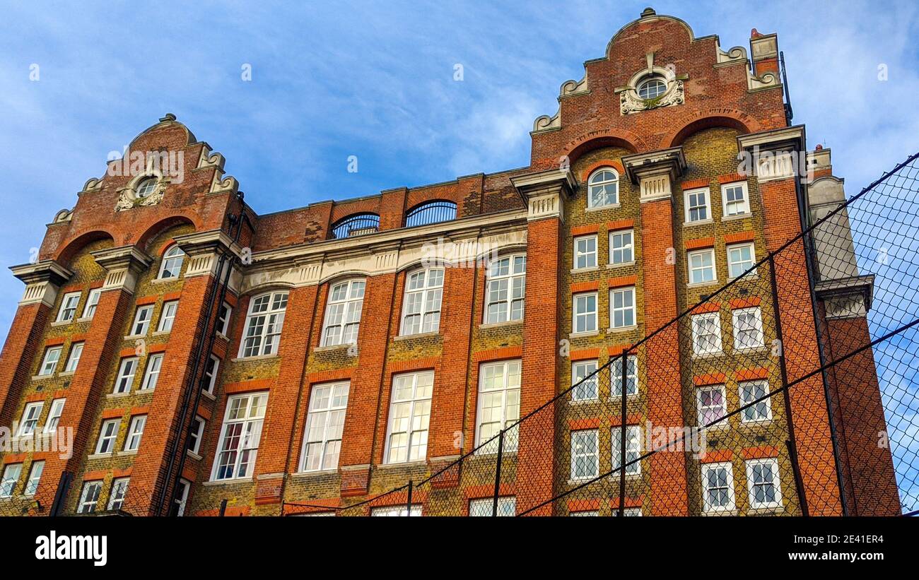 New End Primary School, Hampstead. Rotes und gelbes Backsteingebäude im edwardianischen Barockstil. Vier Fensterflügel und oeil-de-boeuf Fenster mit holländischem Giebel. Stockfoto