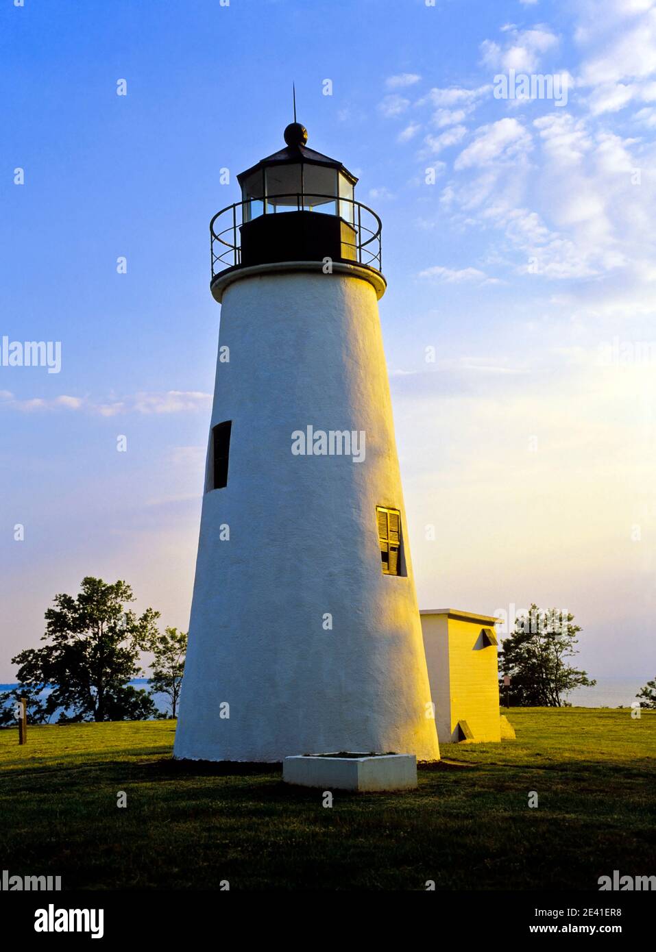 Der Turkey Point Light ist ein 35 Meter hoher historischer Leuchtturm, der auf einer 100 Meter hohen Klippe am Kopf der Chesapeake Bay, Maryland, USA, thront Stockfoto