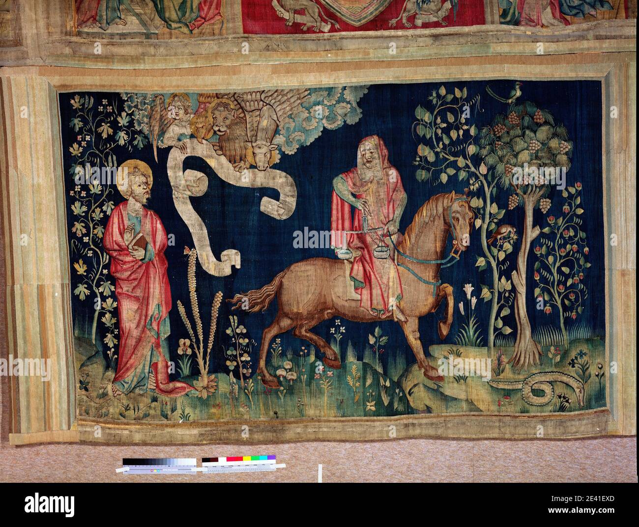La Tenture de l'Apocalypse d'Angers, Troisième sceau : le cheval noir et la Famine (1,56 x 2,50m), das dritte Siegel: Das schwarze Pferd Stockfoto