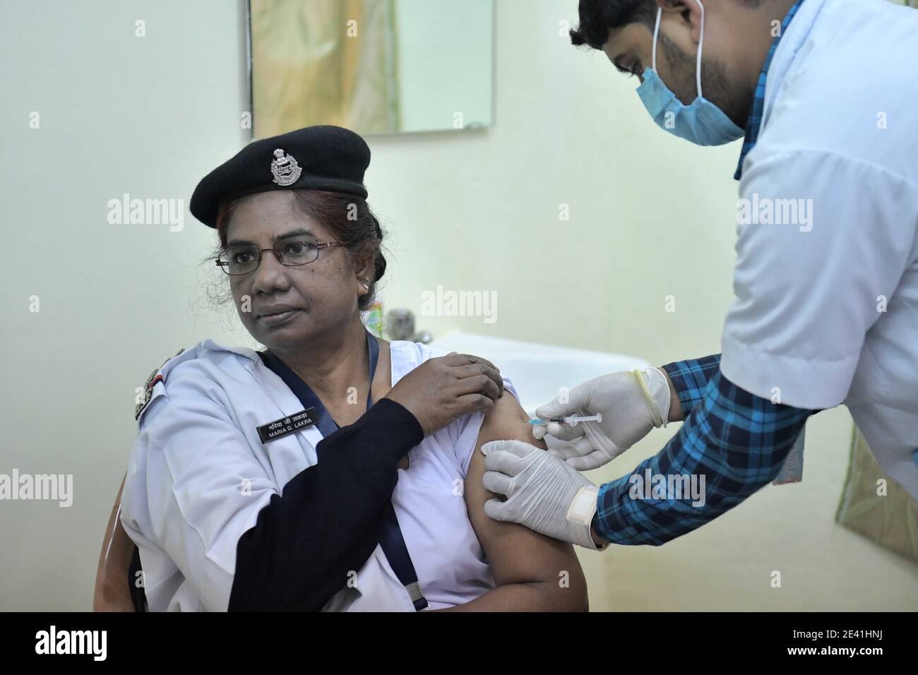 Agartala, Indiens nordöstlicher Bundesstaat Tripura. Januar 2021. Ein Mitarbeiter der Grenzschutztruppe erhält eine Dosis des COVID-19-Impfstoffes Covishield in Agartala, der Hauptstadt des nordöstlichen indischen Bundesstaates Tripura, 21. Januar 2021. Quelle: Str/Xinhua/Alamy Live News Stockfoto