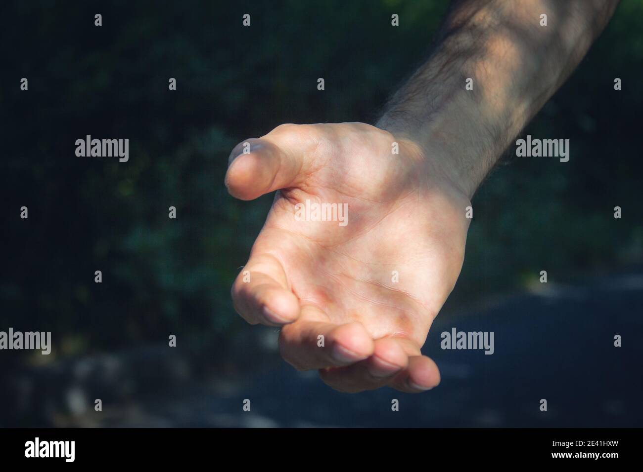 Junger Mann gibt Hilfe Stockfoto