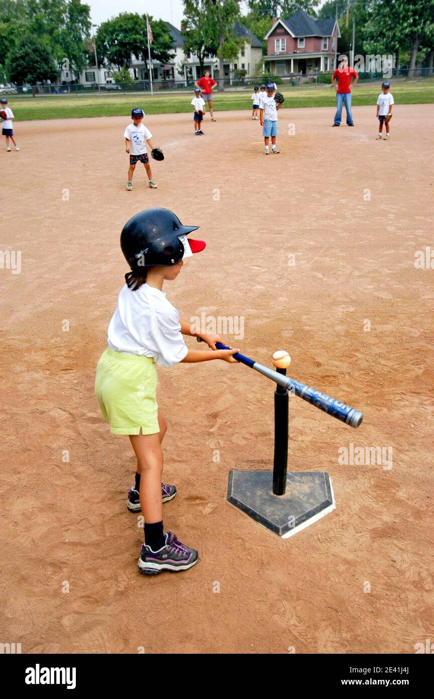 5 bis 7 Jahre alte Jungen und Mädchen nahmen Baseball Unterricht durch die Einführung in T Ball Baseball Little League Stockfoto