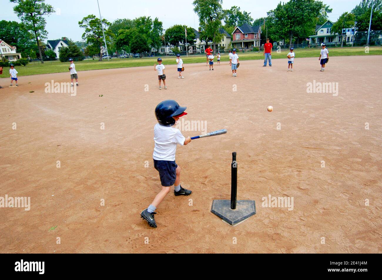 5 bis 7 Jahre alte Jungen und Mädchen nahmen Baseball Unterricht durch die Einführung in T Ball Baseball Little League Stockfoto